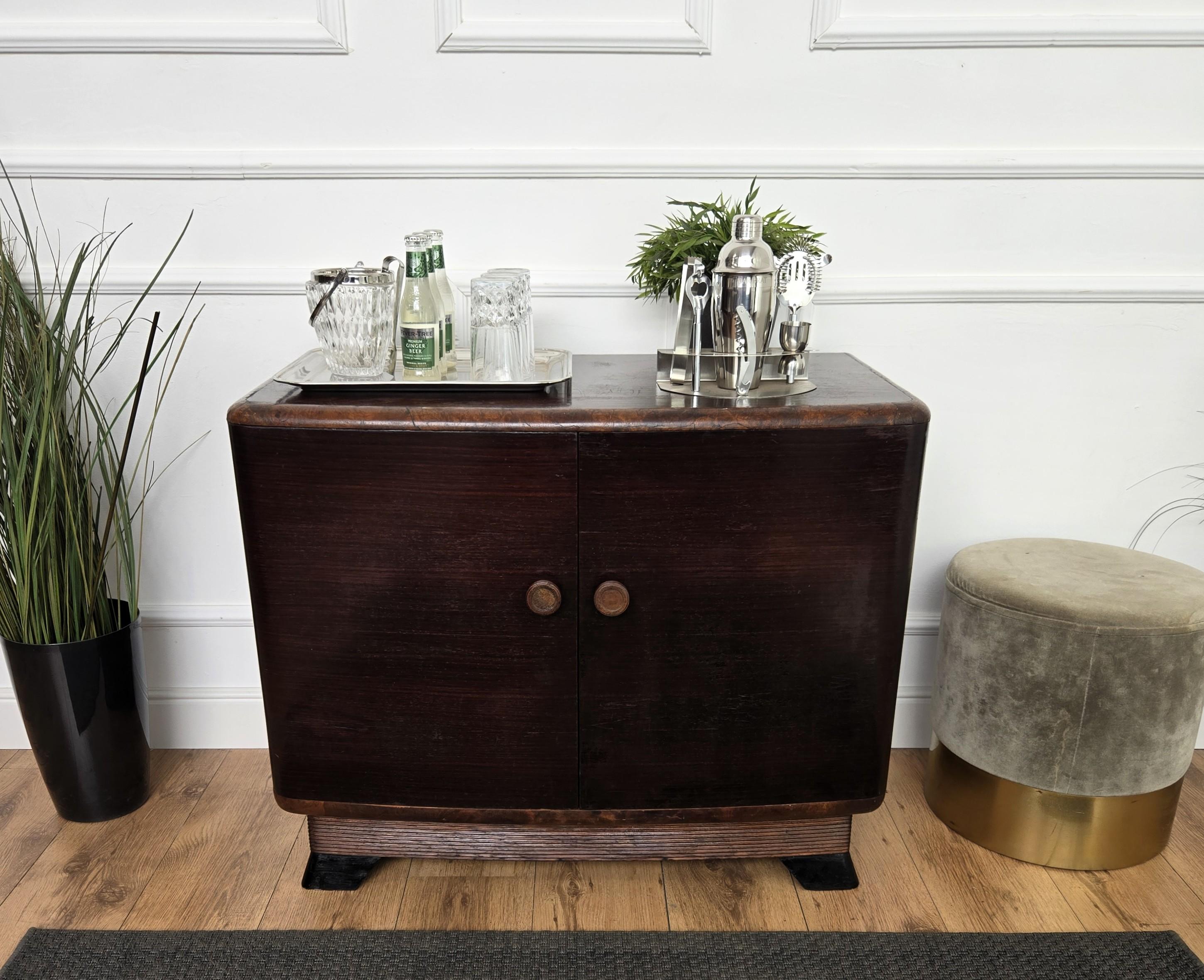 Very elegant Italian Art Deco Mid-Century Modern drinks dry bar cabinet in beautiful veneer walnut briar burl wood, two doors with great wooden decor craftmanship and handles. When opened, on the left side a mirror mosaic interior intended for