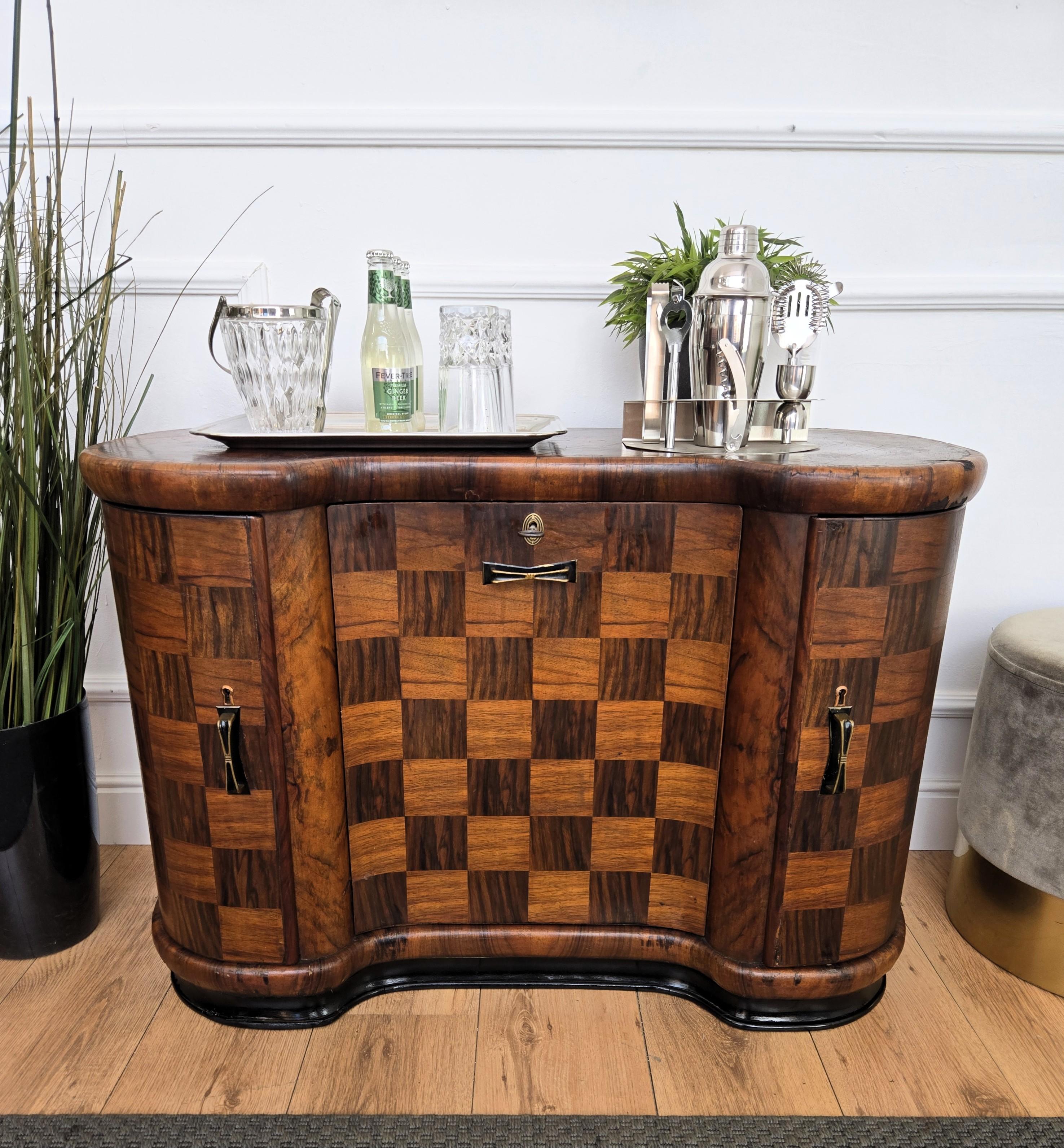 Very elegant Italian Art Deco Mid-Century Modern drinks dry bar cabinet with beautiful veneer walnut briar burl wood, two side doors and central slant bar with great wooden decor craftmanship and original brass handles. When opened, an amazing