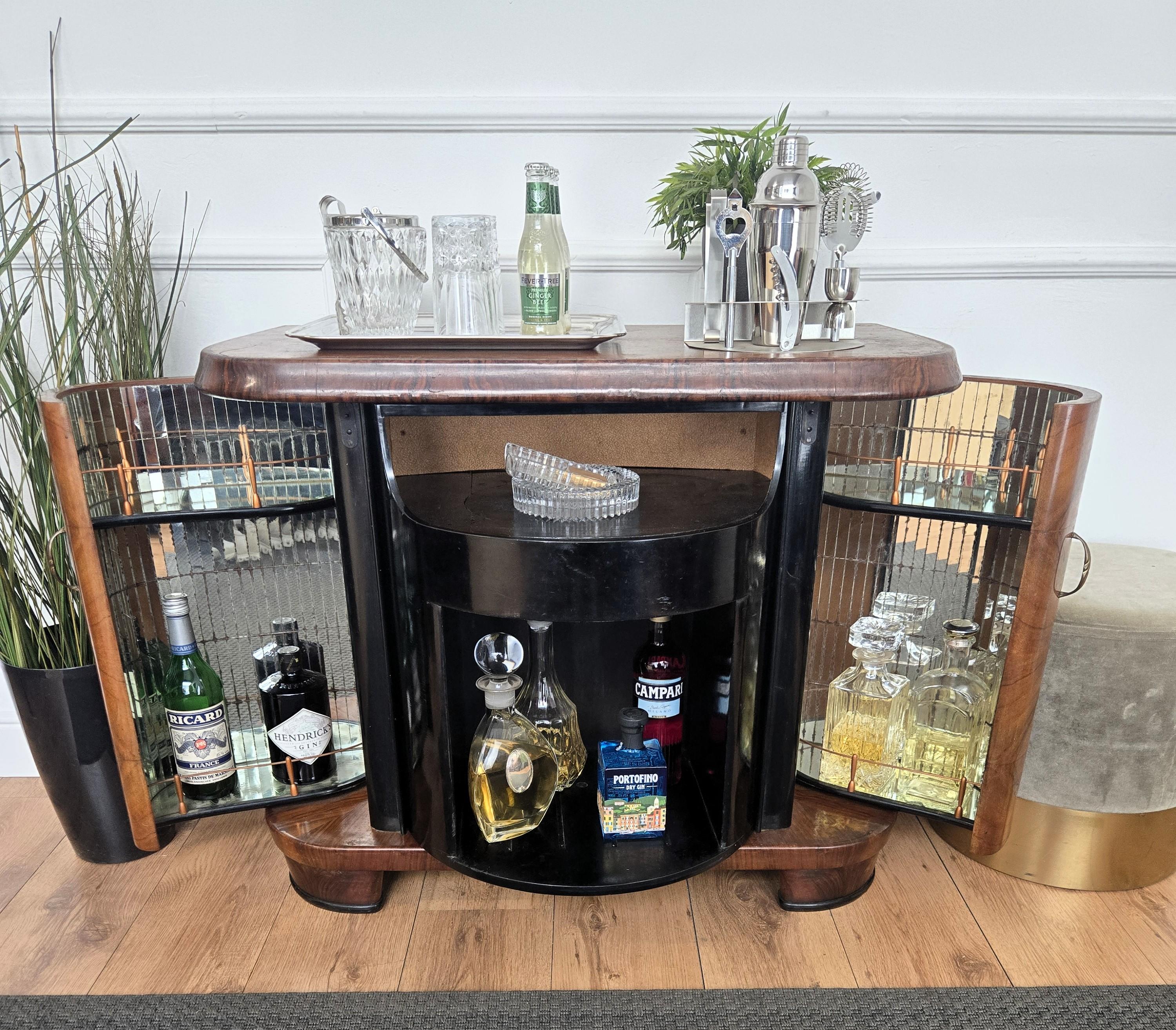 Elegantísimo mueble bar italiano Art Decó de mediados de siglo con preciosas chapas de madera de nogal de brezo, dos puertas laterales y compartimentos centrales giratorios con una gran decoración artesanal de madera y tiradores originales de latón.