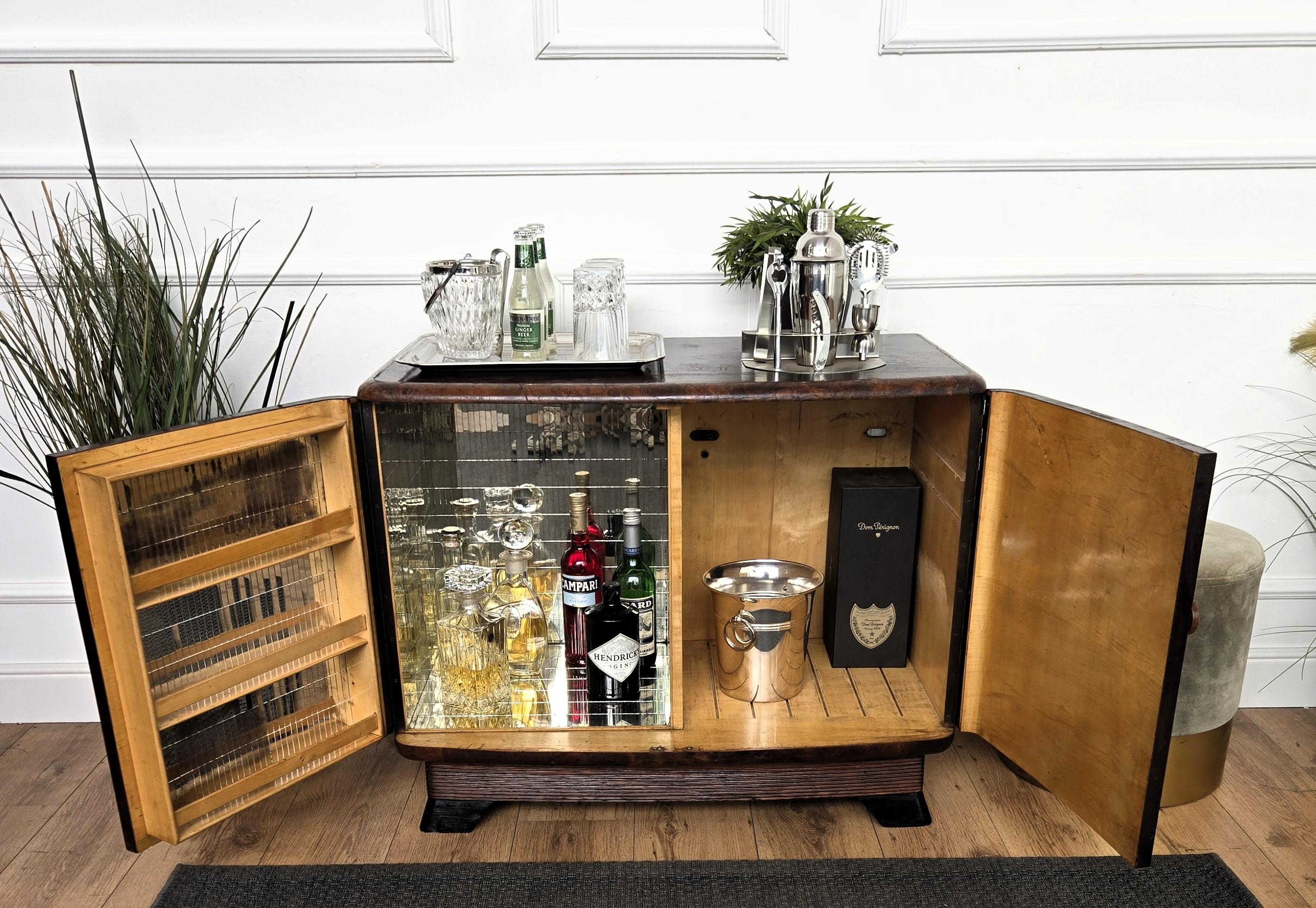 Italian 1940s Art Deco Mid-Century Walnut Burl and Mirror Mosaic Dry Bar Cabinet In Good Condition For Sale In Carimate, Como