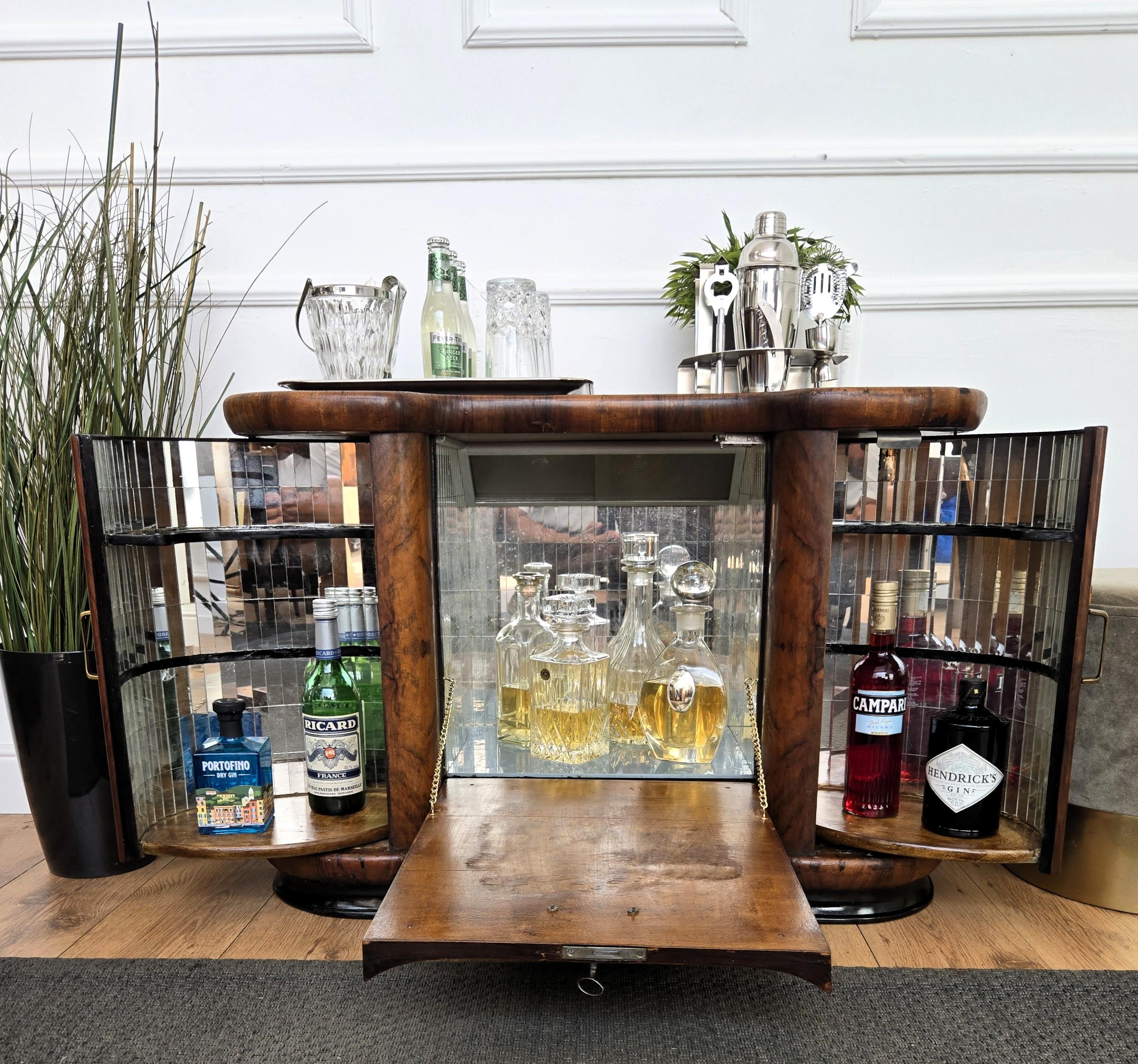 Italian 1940s Art Deco Mid-Century Walnut Burl and Mirror Mosaic Dry Bar Cabinet In Good Condition For Sale In Carimate, Como