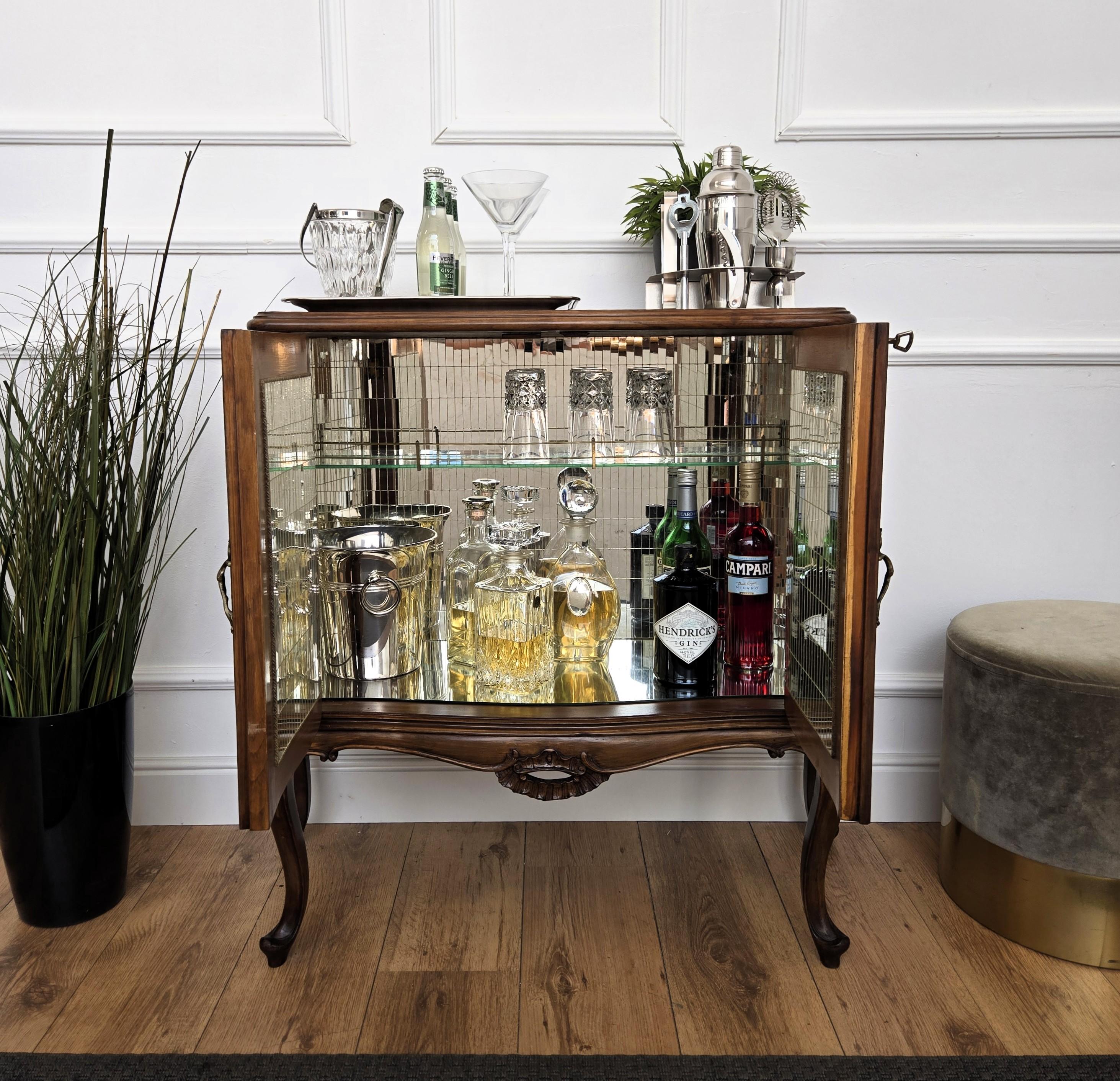 Italian 1940s Art Deco Mid-Century Walnut Burl and Mirror Mosaic Dry Bar Cabinet In Good Condition For Sale In Carimate, Como