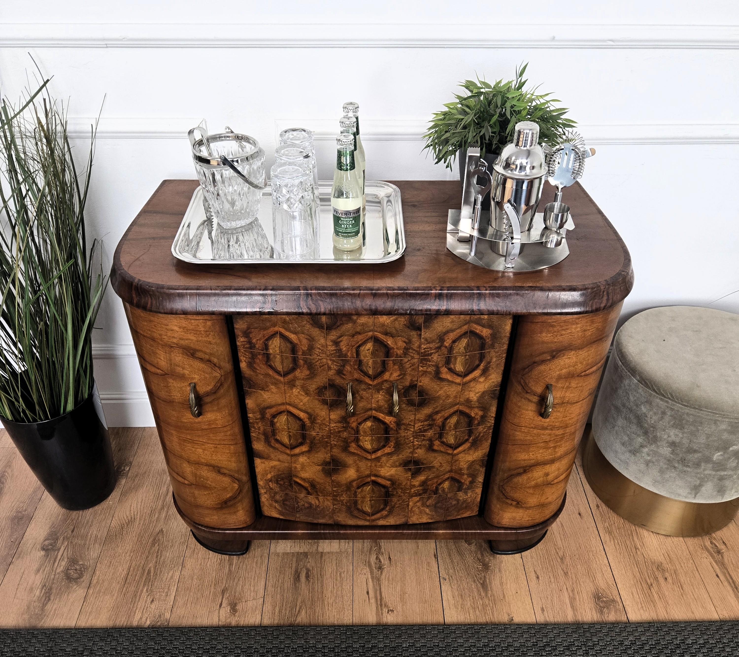 Mueble Bar Seco Italiano Art Decó de Mediados de Siglo de 1940 Burl de Nogal y Mosaico de Espejos en Bueno estado para la venta en Carimate, Como