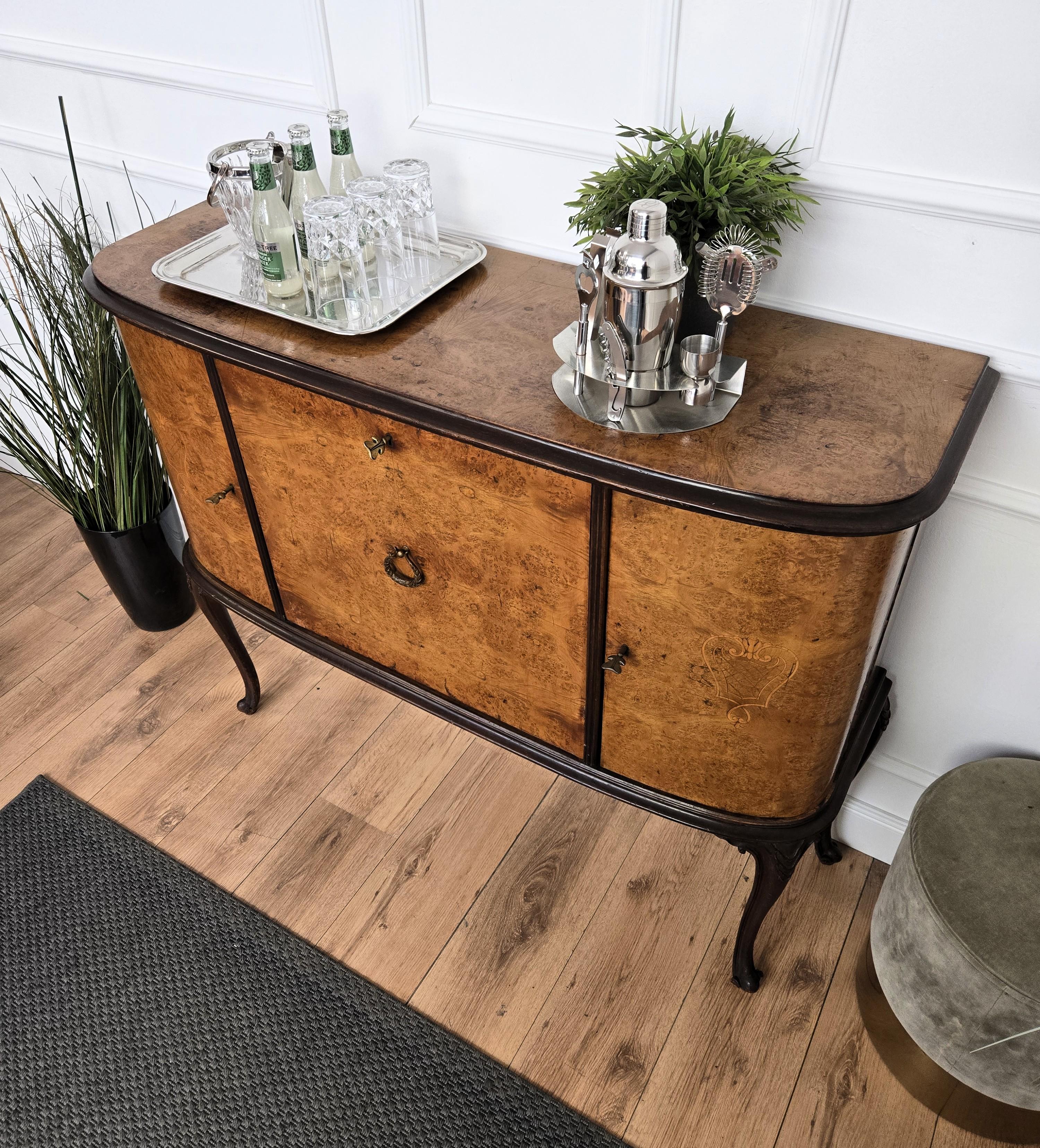 Italiano Armadio bar a secco in radica di noce e mosaico con specchio, italiano, anni '1940, Art Deco, metà secolo in vendita