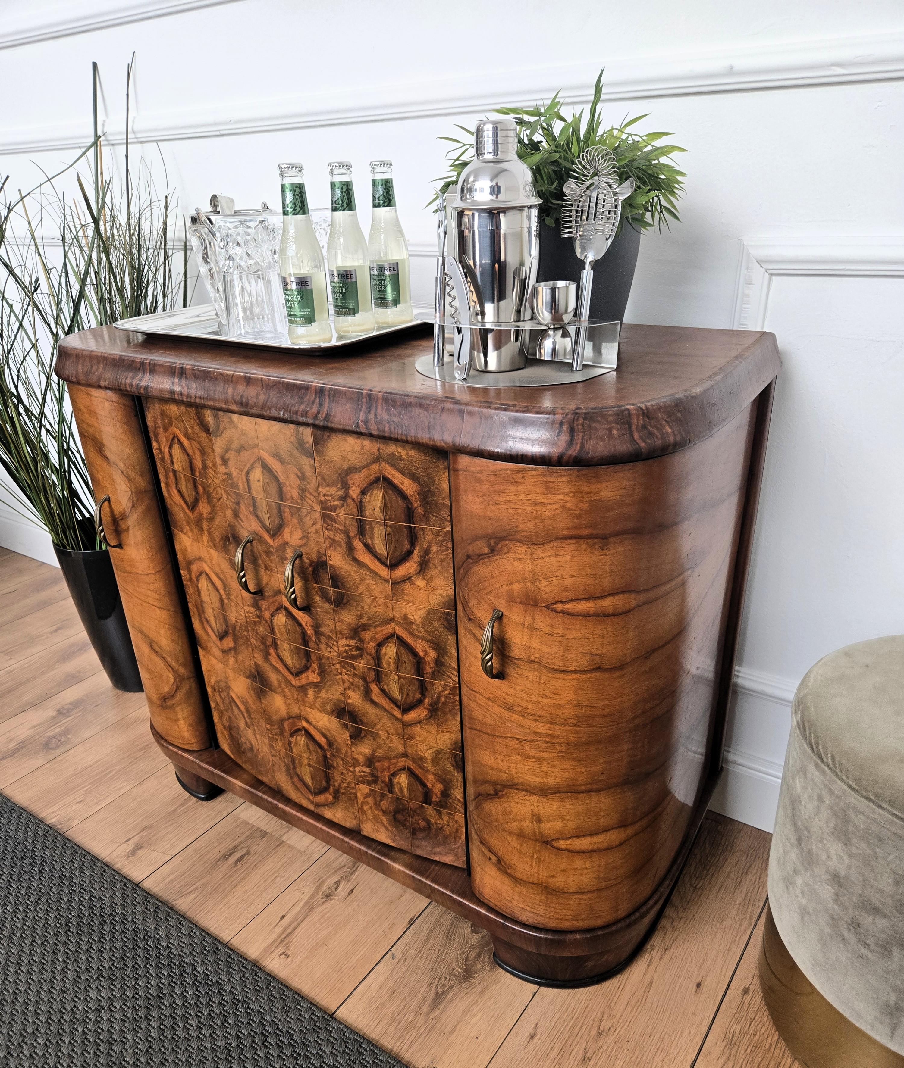 Mueble Bar Seco Italiano Art Decó de Mediados de Siglo de 1940 Burl de Nogal y Mosaico de Espejos siglo XX en venta