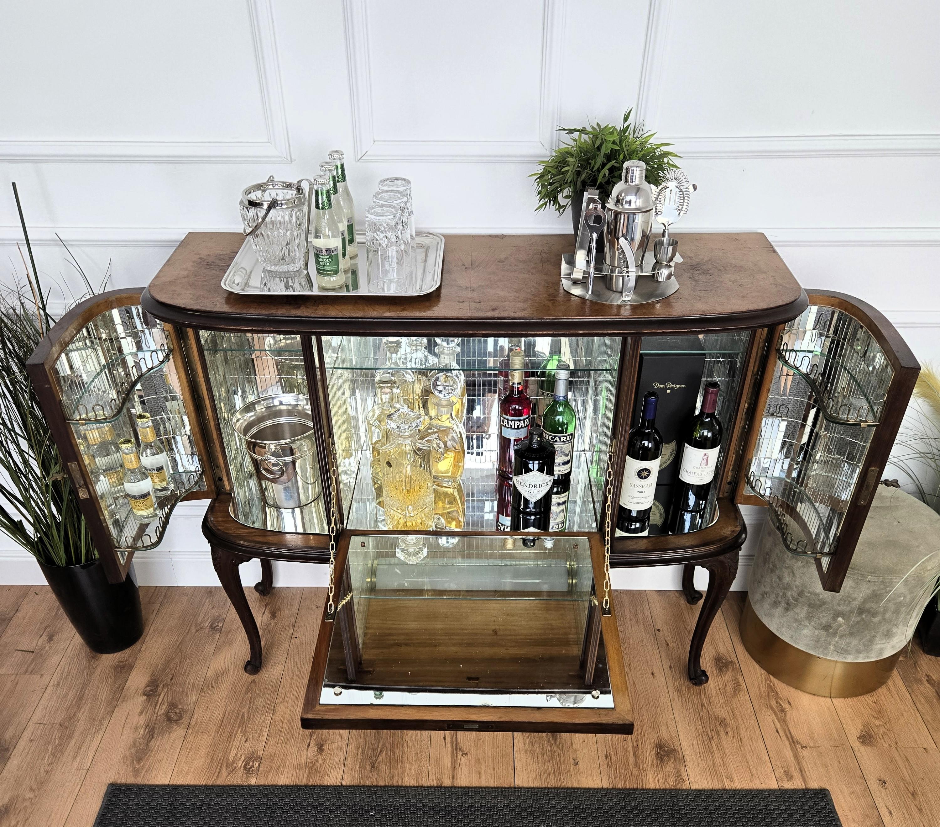 Mosaico Armadio bar a secco in radica di noce e mosaico con specchio, italiano, anni '1940, Art Deco, metà secolo in vendita