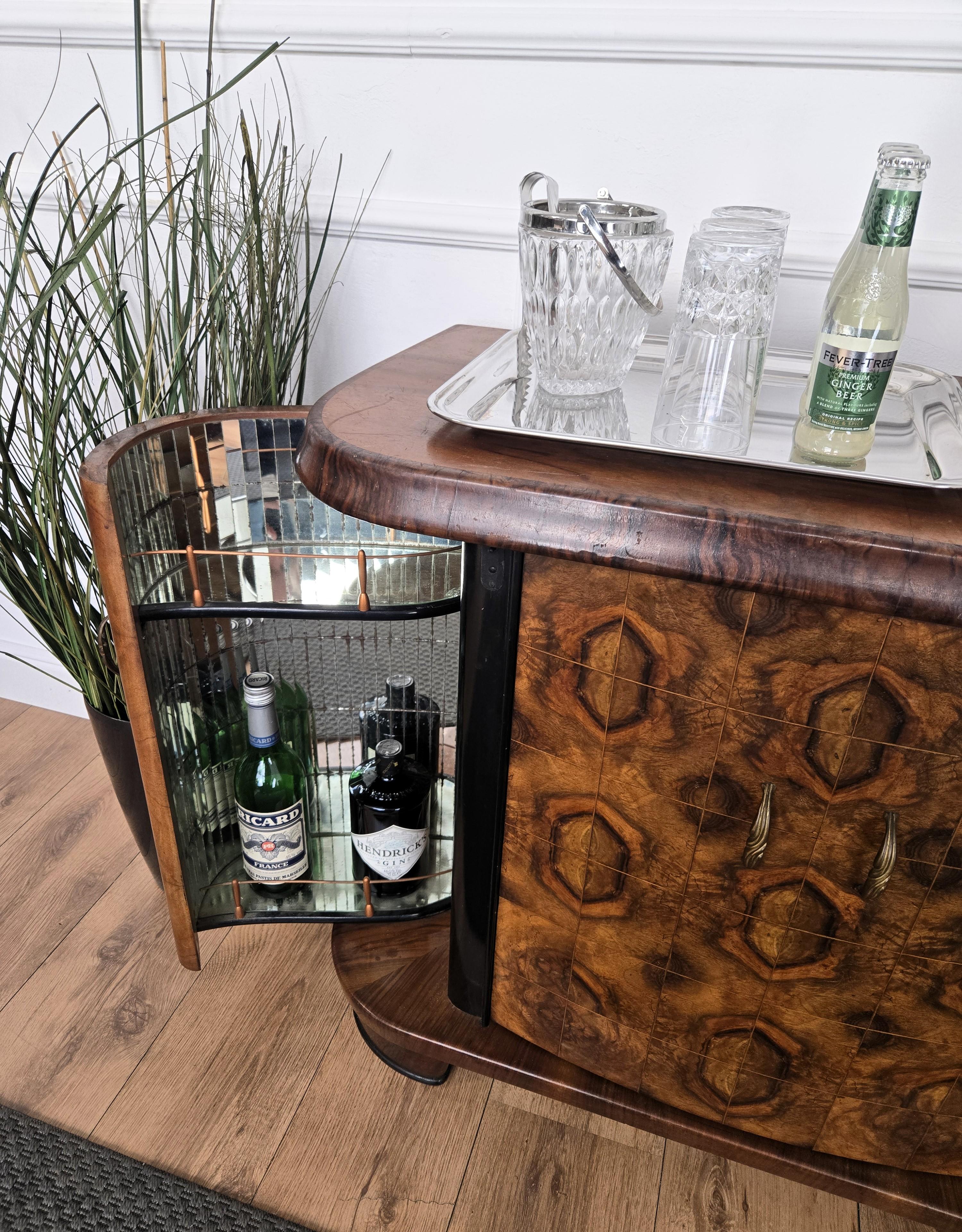 Mueble Bar Seco Italiano Art Decó de Mediados de Siglo de 1940 Burl de Nogal y Mosaico de Espejos Latón en venta