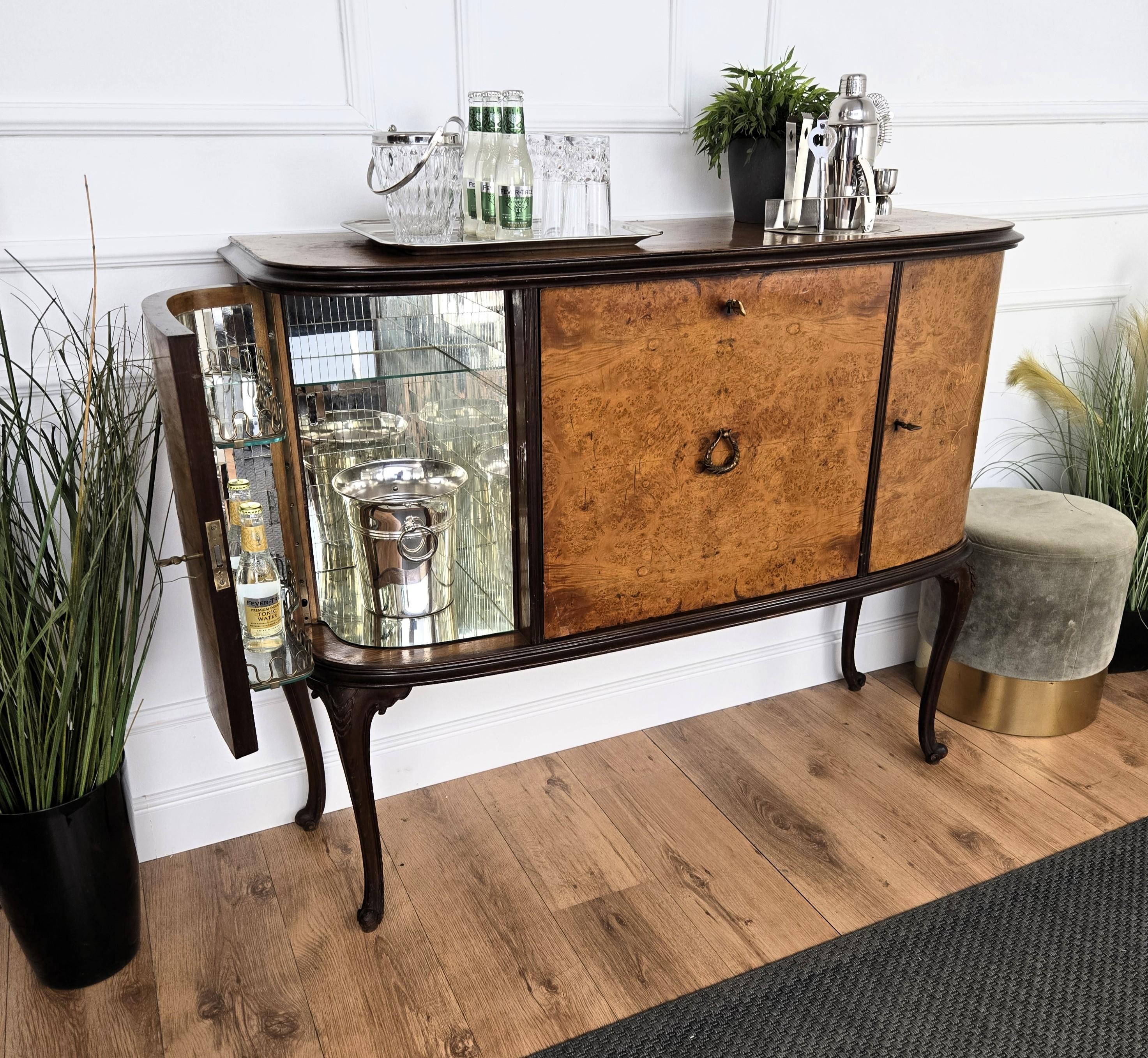 Armadio bar a secco in radica di noce e mosaico con specchio, italiano, anni '1940, Art Deco, metà secolo In condizioni buone in vendita a Carimate, Como