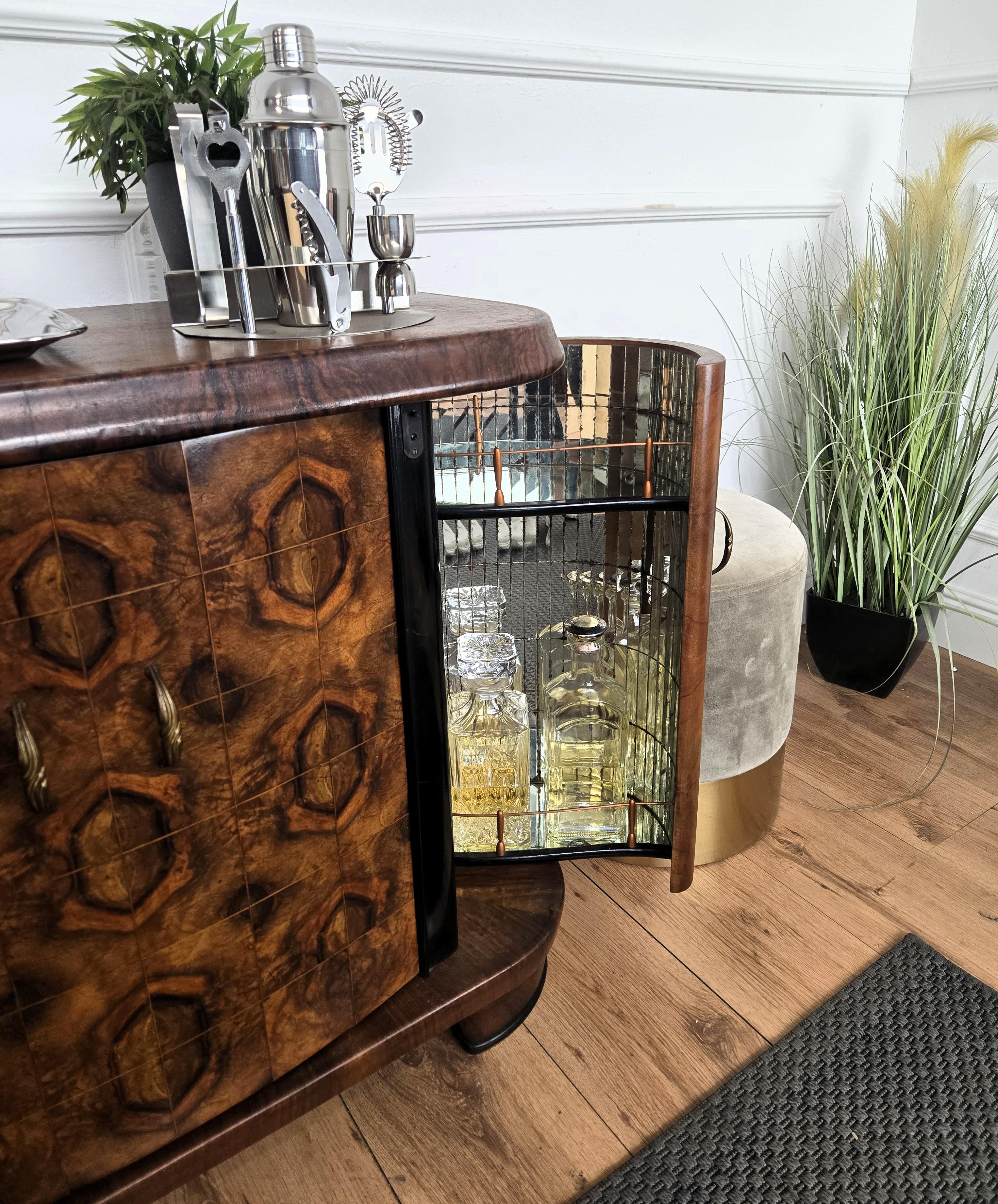 Mueble Bar Seco Italiano Art Decó de Mediados de Siglo de 1940 Burl de Nogal y Mosaico de Espejos en venta 1