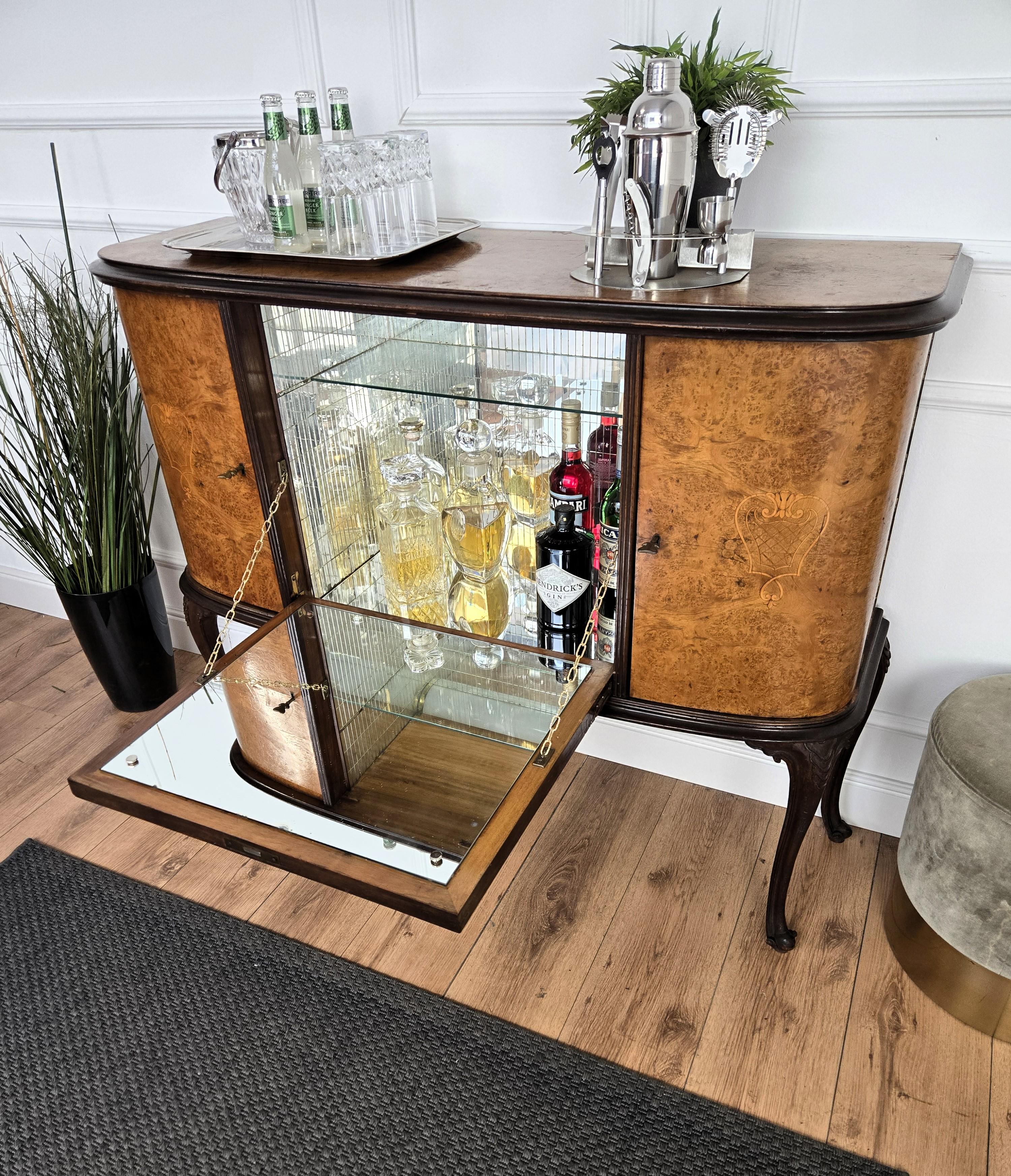 XX secolo Armadio bar a secco in radica di noce e mosaico con specchio, italiano, anni '1940, Art Deco, metà secolo in vendita