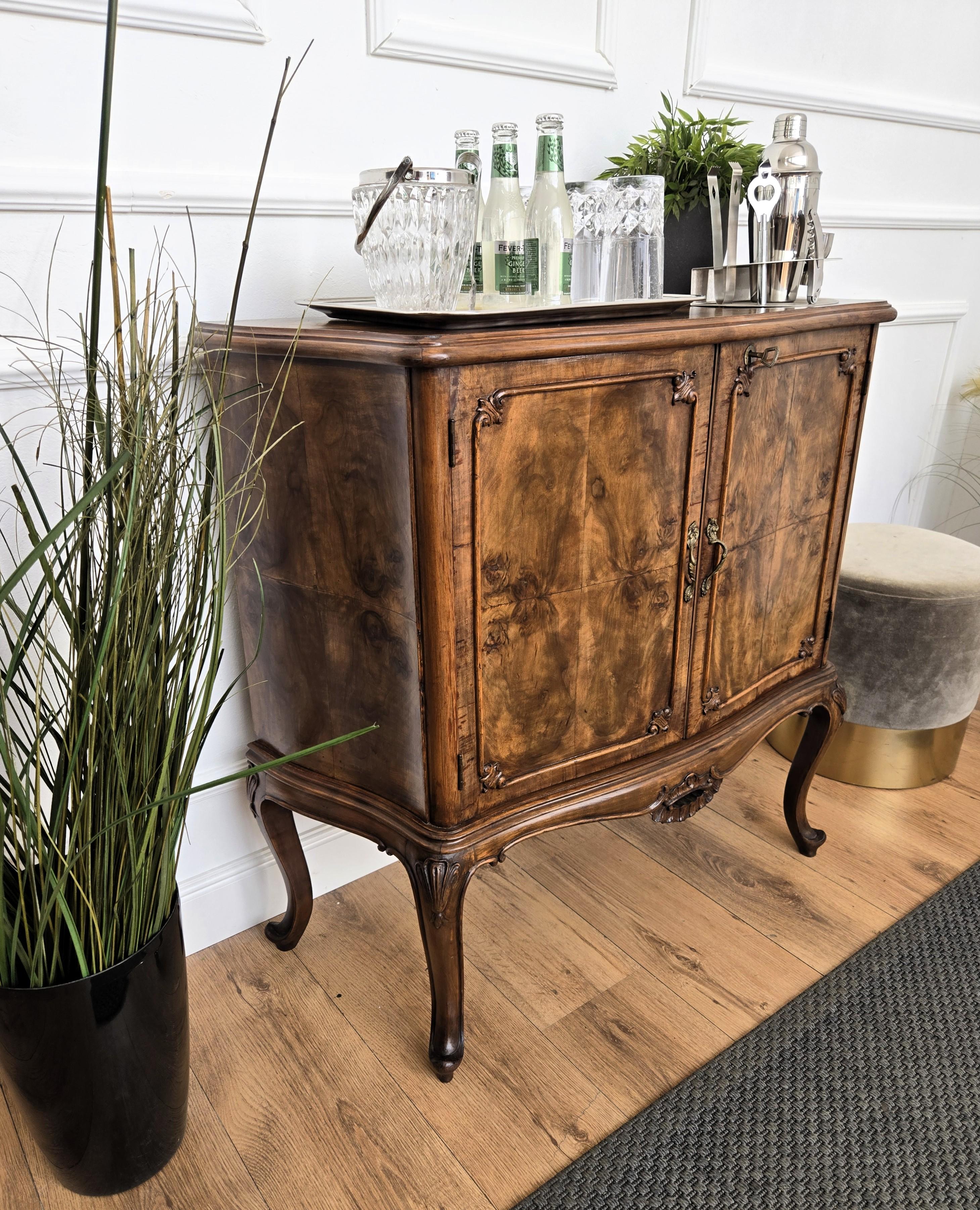 Italian 1940s Art Deco Mid-Century Walnut Burl and Mirror Mosaic Dry Bar Cabinet For Sale 2