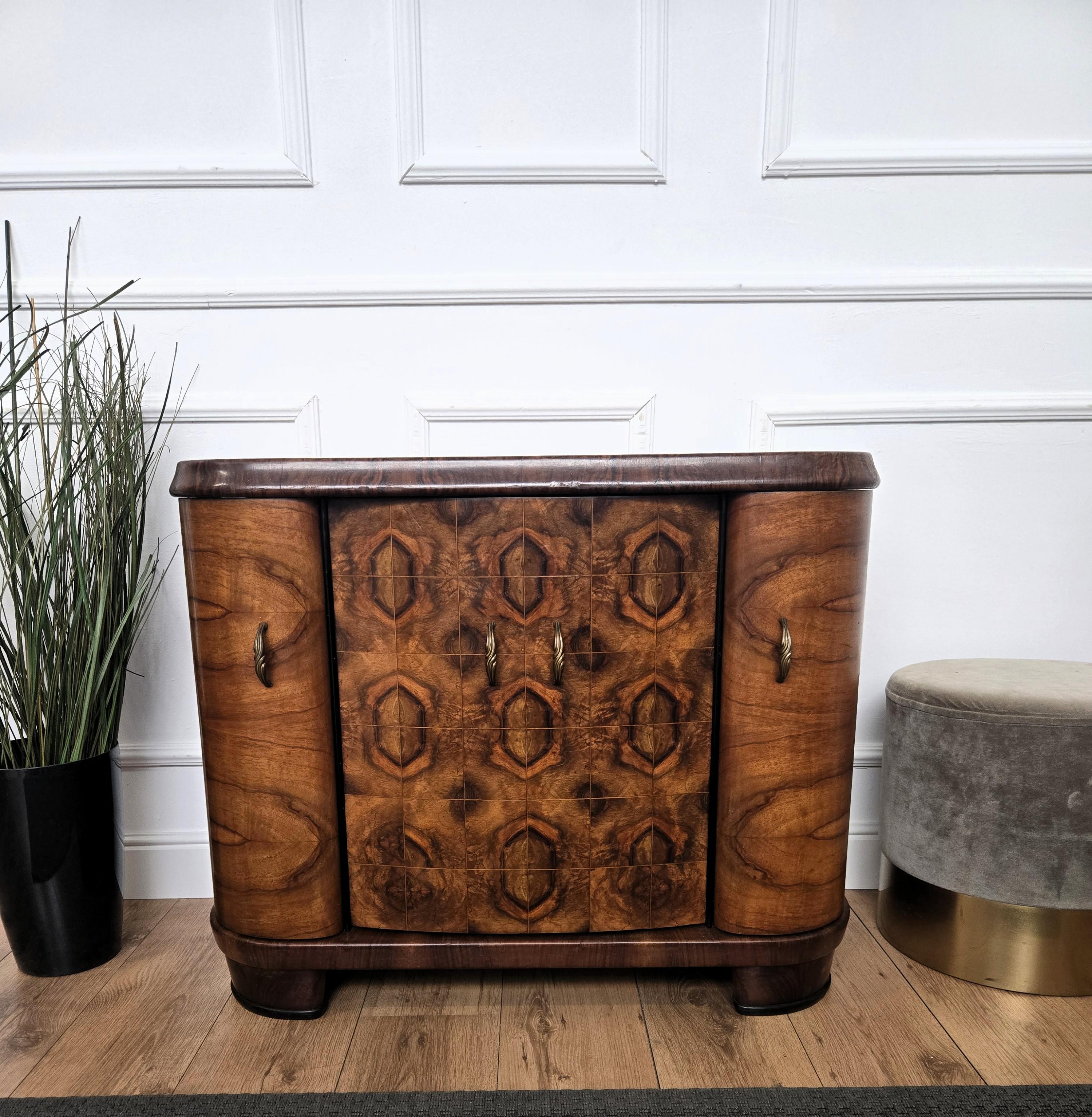 Mueble Bar Seco Italiano Art Decó de Mediados de Siglo de 1940 Burl de Nogal y Mosaico de Espejos en venta 2