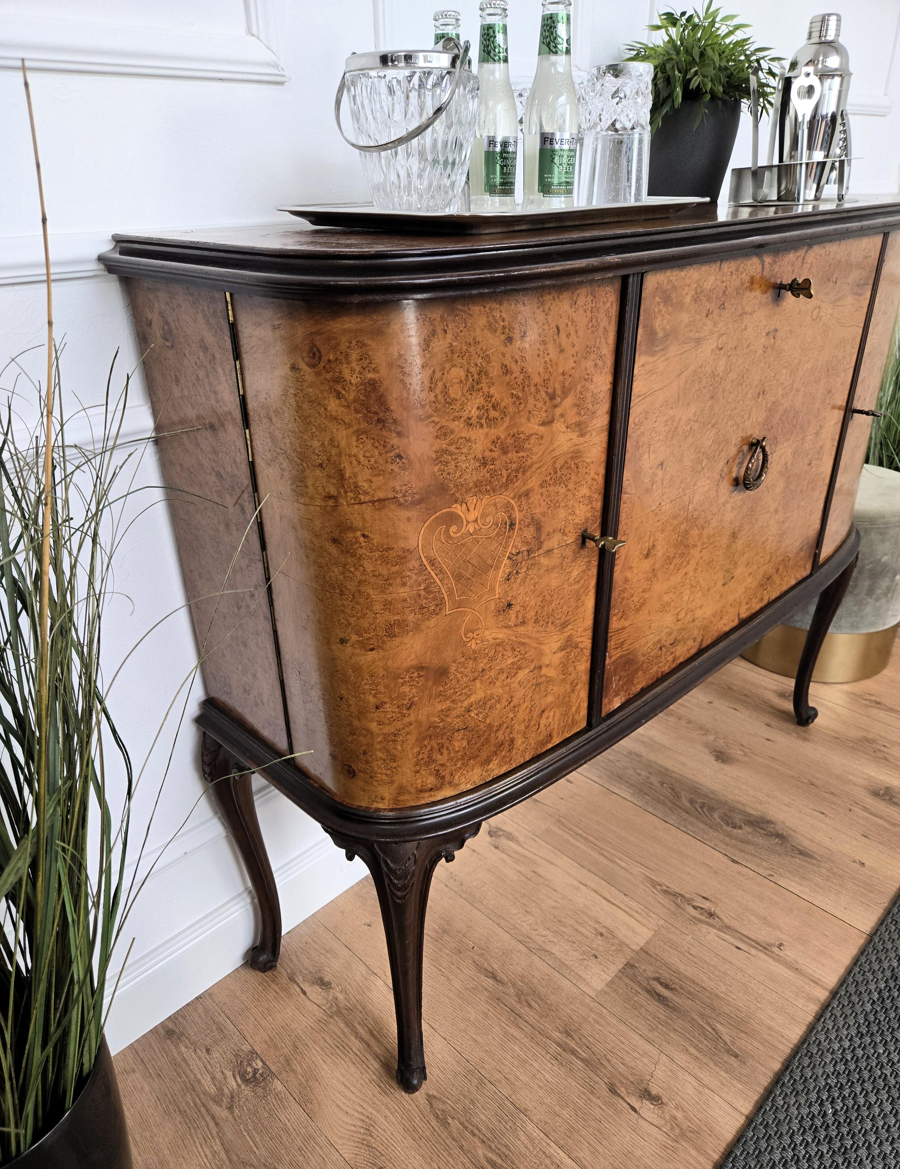 Ottone Armadio bar a secco in radica di noce e mosaico con specchio, italiano, anni '1940, Art Deco, metà secolo in vendita