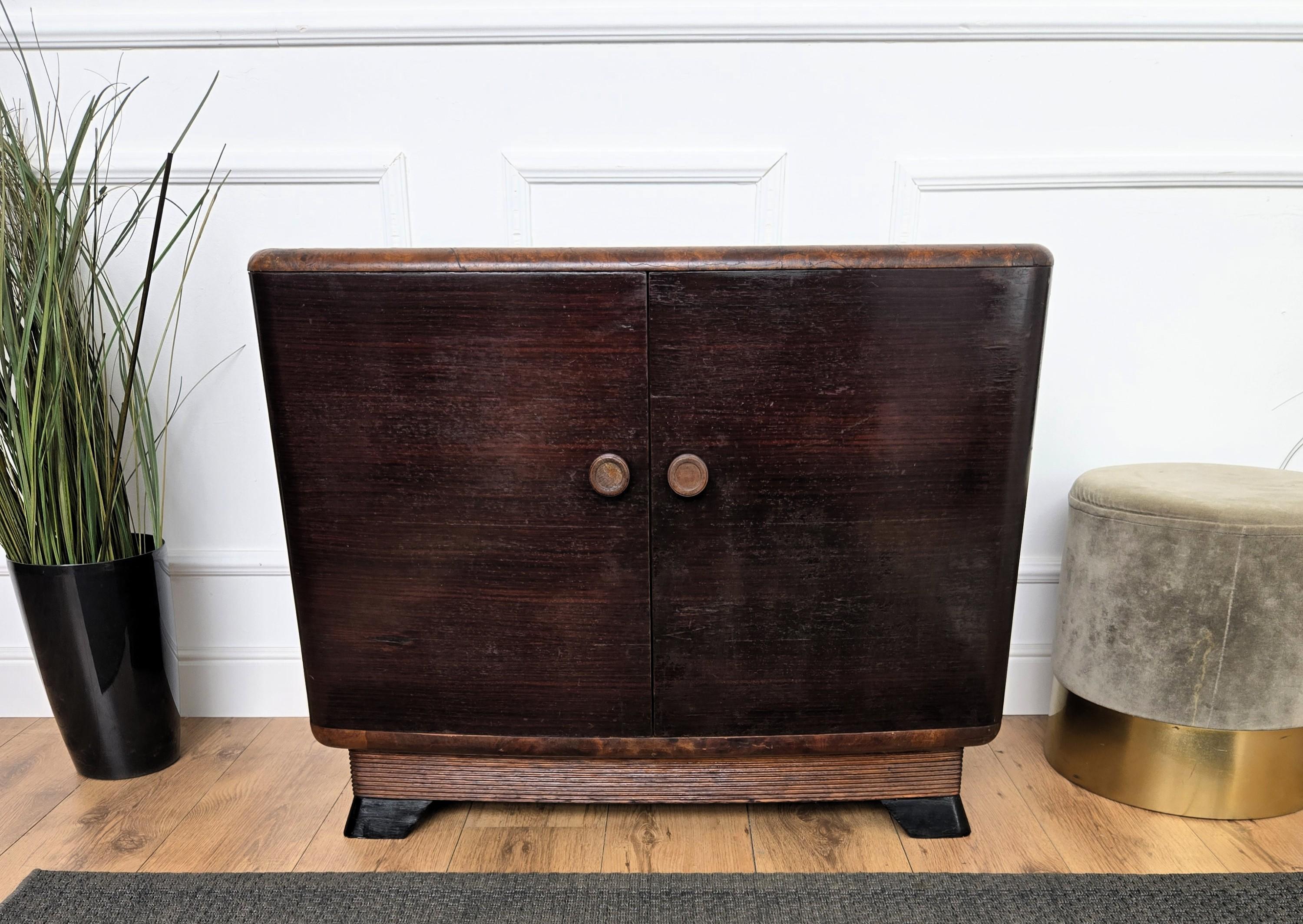 Italian 1940s Art Deco Mid-Century Walnut Burl and Mirror Mosaic Dry Bar Cabinet For Sale 3