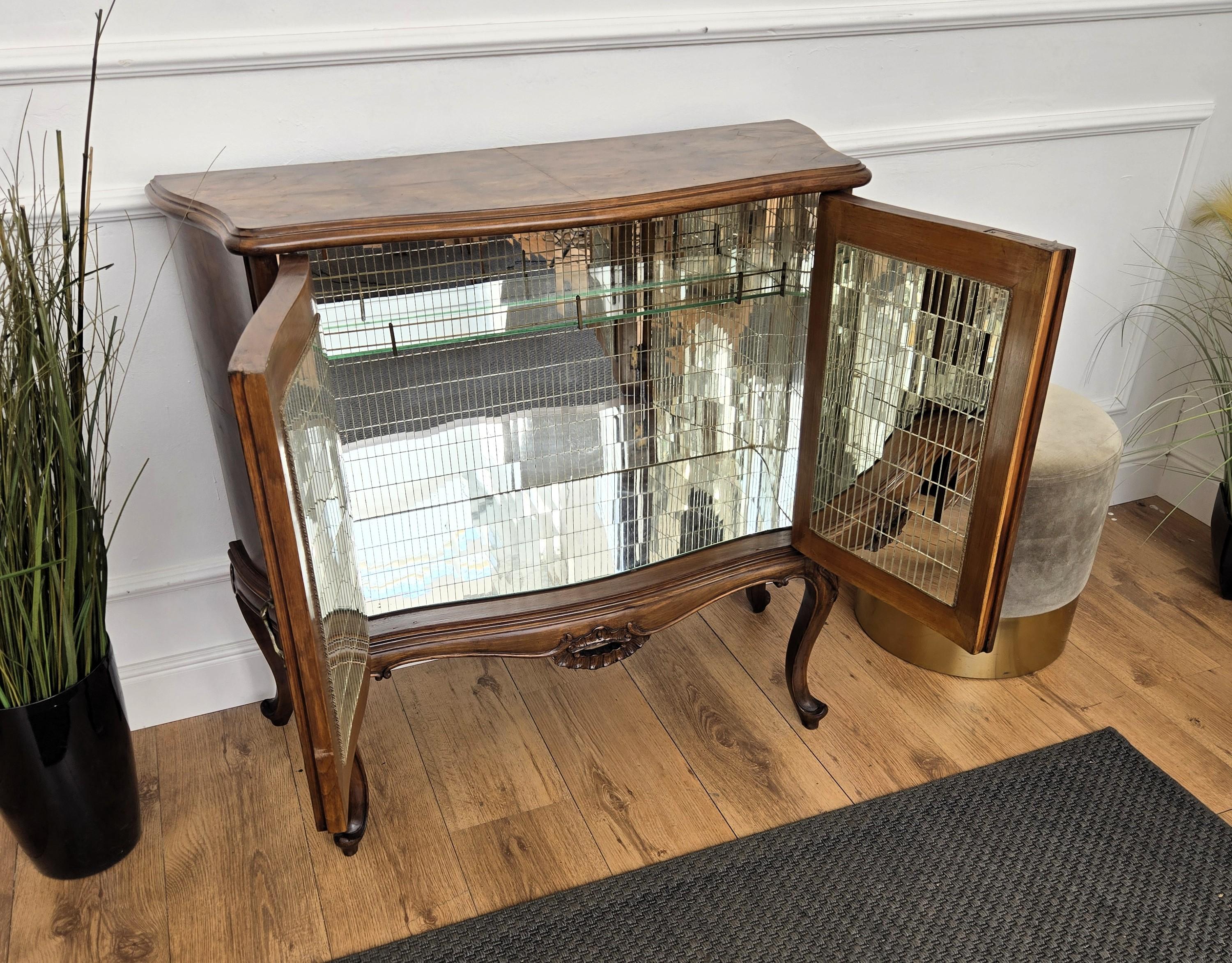 Italian 1940s Art Deco Mid-Century Walnut Burl and Mirror Mosaic Dry Bar Cabinet For Sale 3