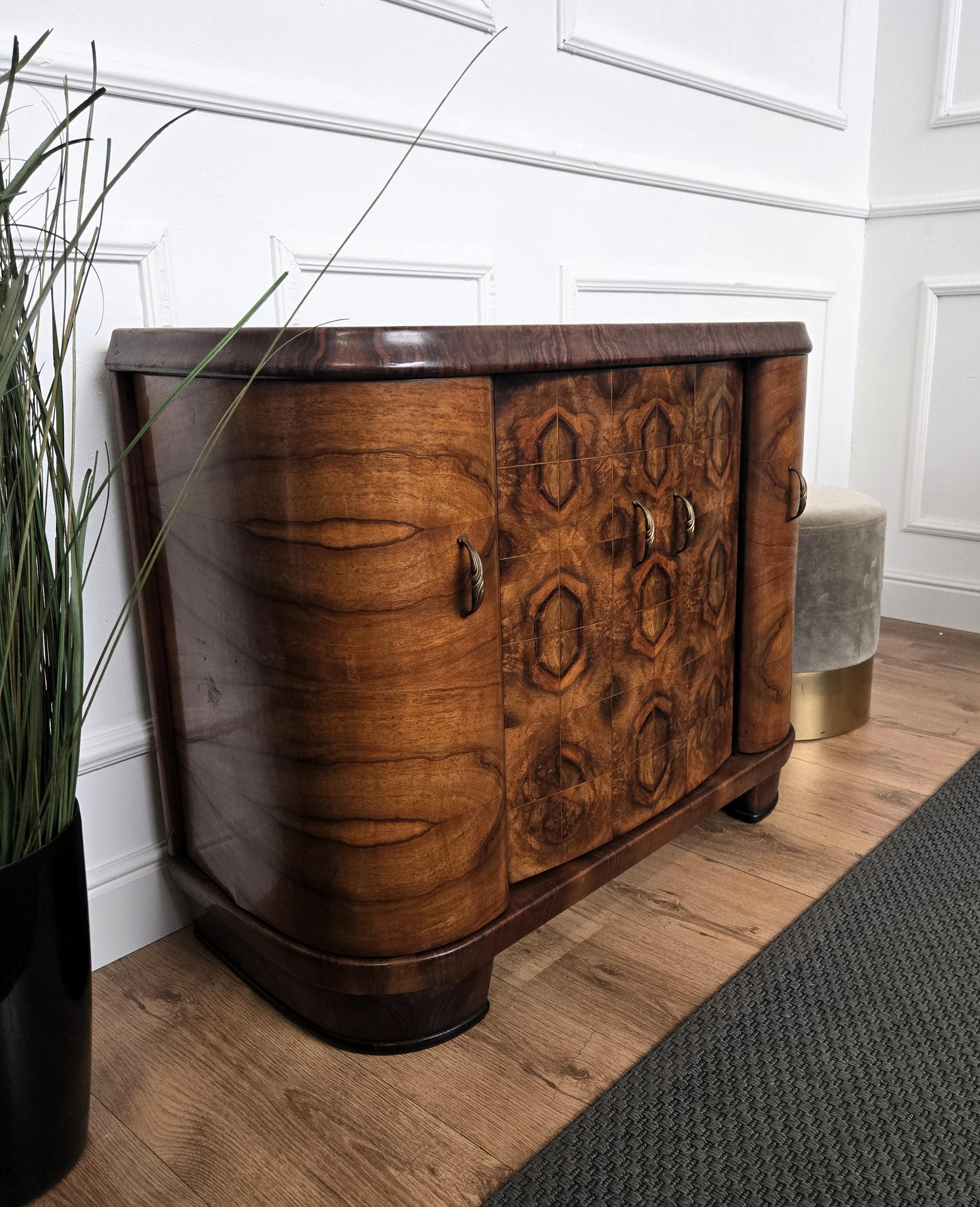 Mueble Bar Seco Italiano Art Decó de Mediados de Siglo de 1940 Burl de Nogal y Mosaico de Espejos en venta 3