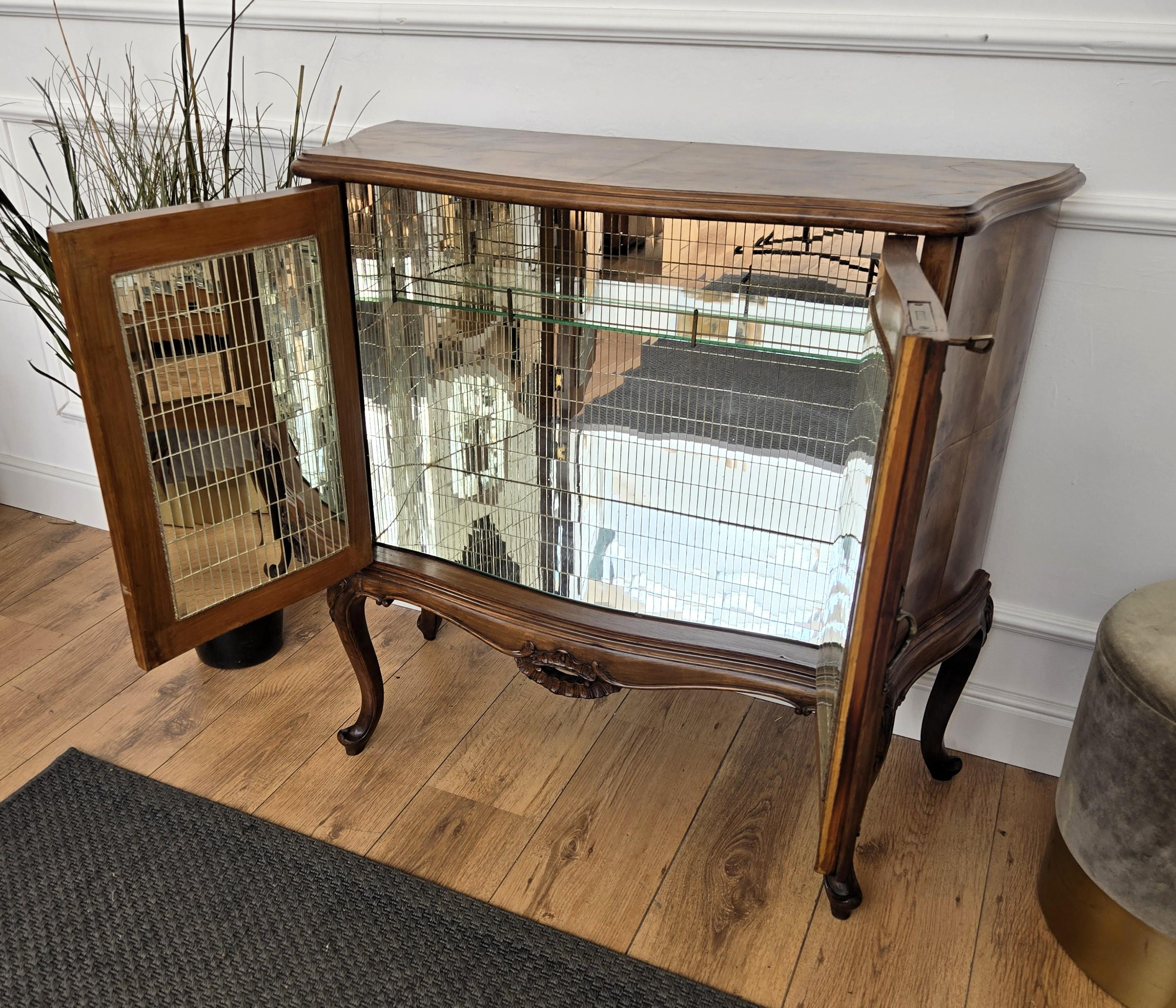 Italian 1940s Art Deco Mid-Century Walnut Burl and Mirror Mosaic Dry Bar Cabinet For Sale 4