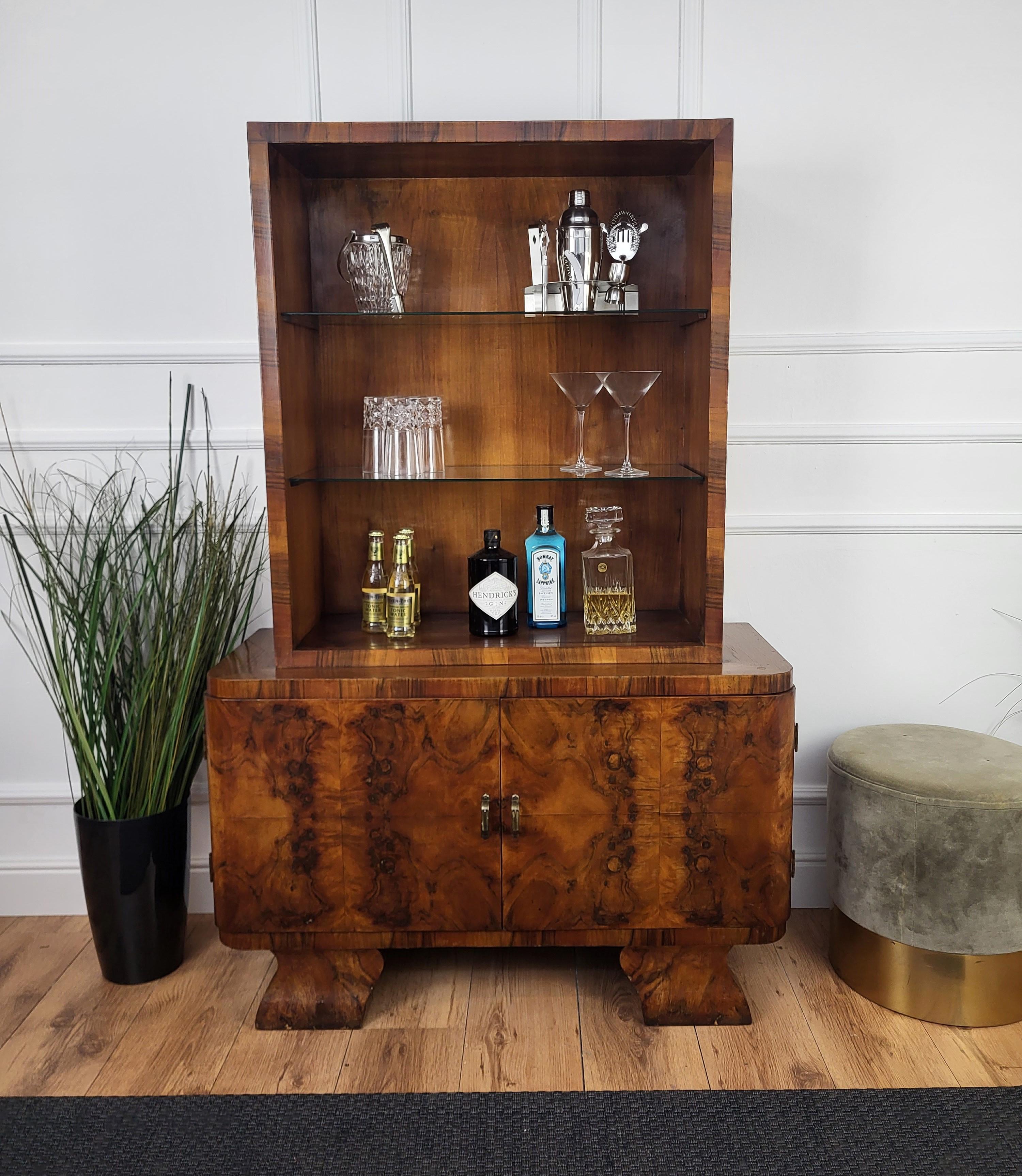 Sehr eleganter italienischer Art Deco Mid-Century Modern Getränkeschrank mit schönem Furnier Nussbaum Wurzelholz, zwei Türen und drei Glaseinlegeböden, alle durch große Holzdekor Handwerkskunst und Holzfurnier Adern auf allen Seiten detailliert.