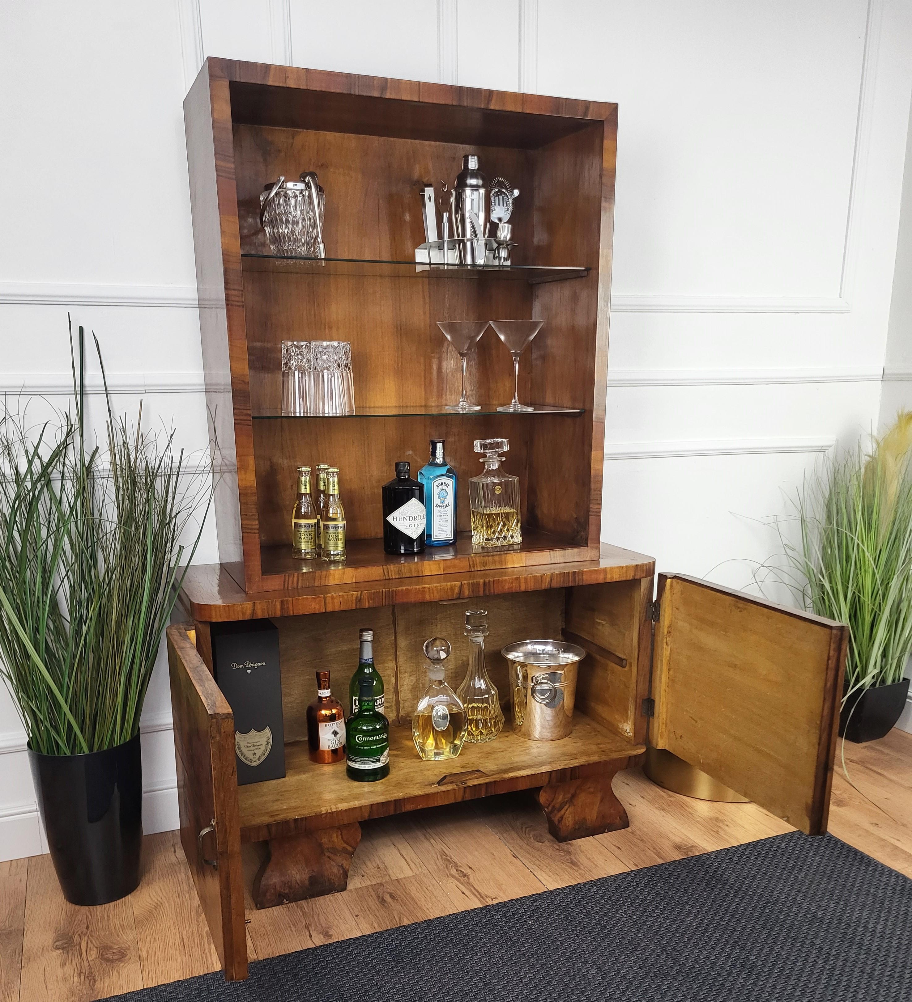 Italienische 1940er Art Deco Mitte des Jahrhunderts Nussbaum Wurzelholz Trocken Bar Schrank Vitrine im Zustand „Gut“ im Angebot in Carimate, Como