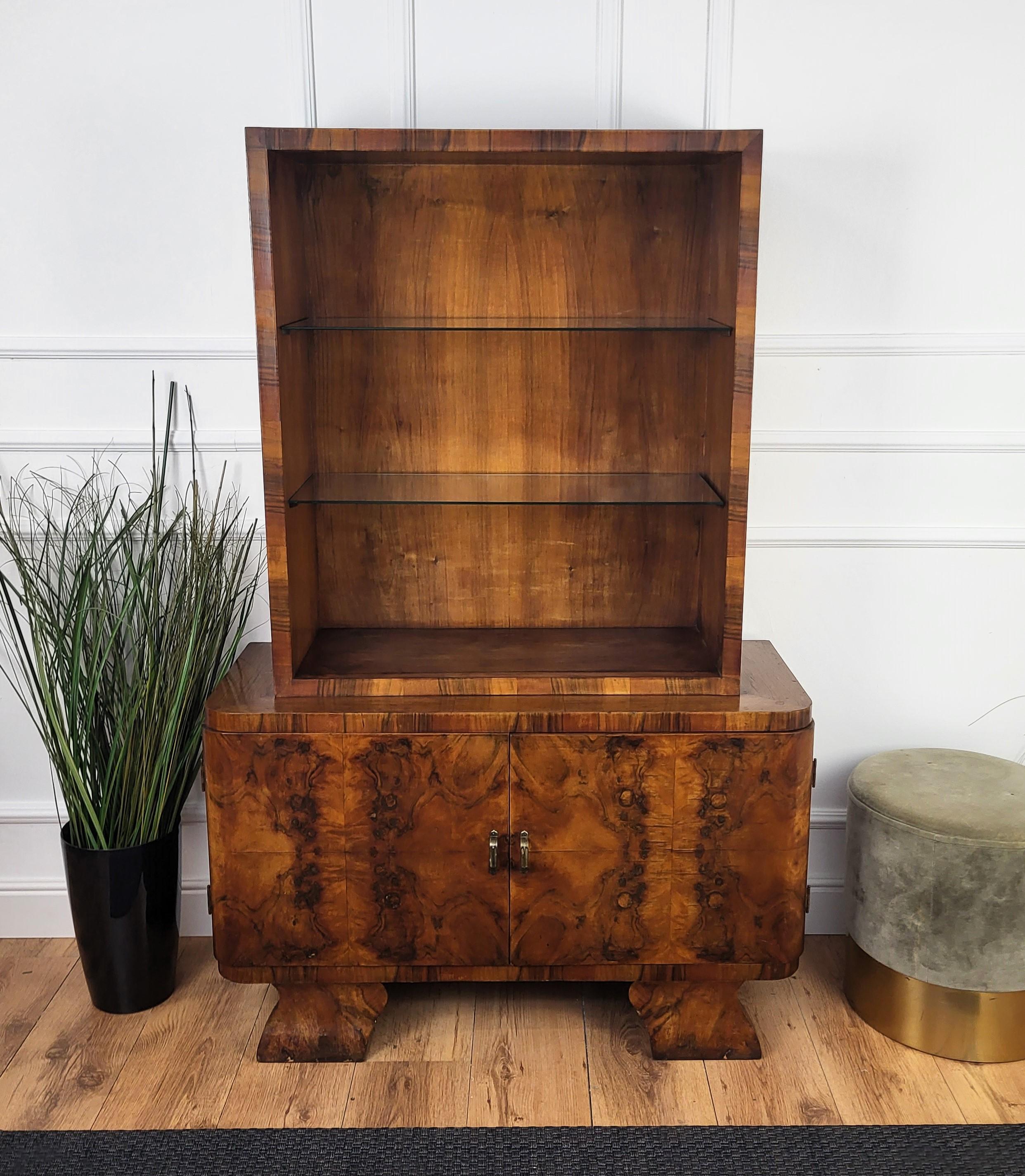 Italienische 1940er Art Deco Mitte des Jahrhunderts Nussbaum Wurzelholz Trocken Bar Schrank Vitrine im Angebot 1