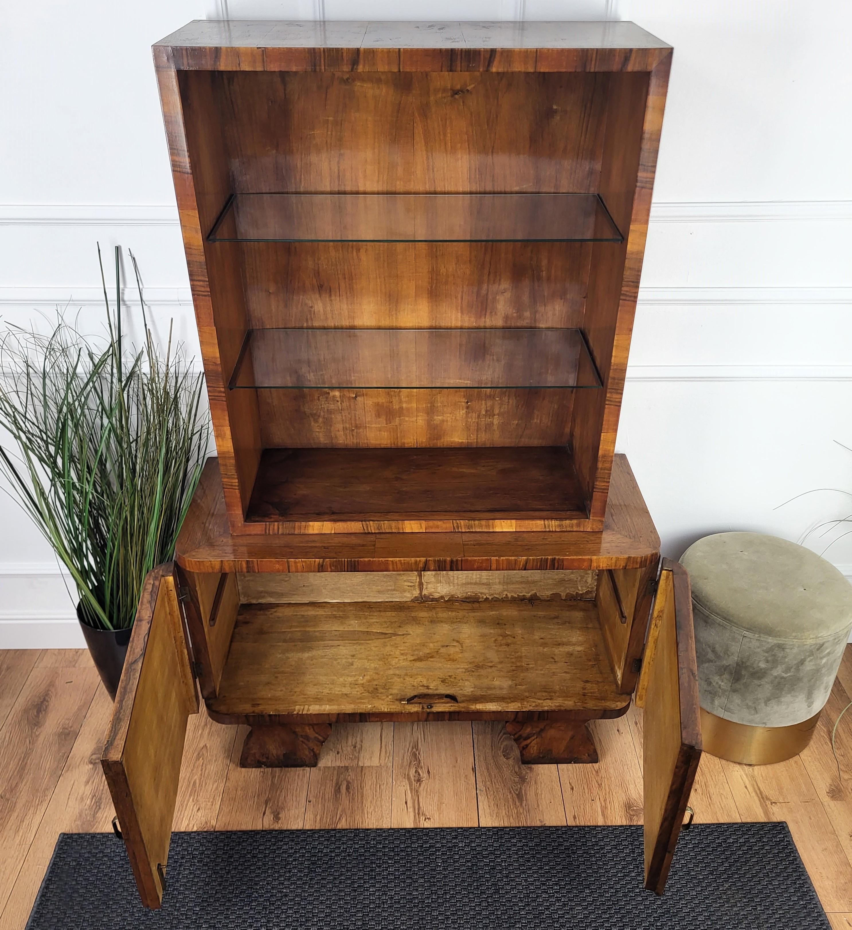 Italienische 1940er Art Deco Mitte des Jahrhunderts Nussbaum Wurzelholz Trocken Bar Schrank Vitrine im Angebot 2