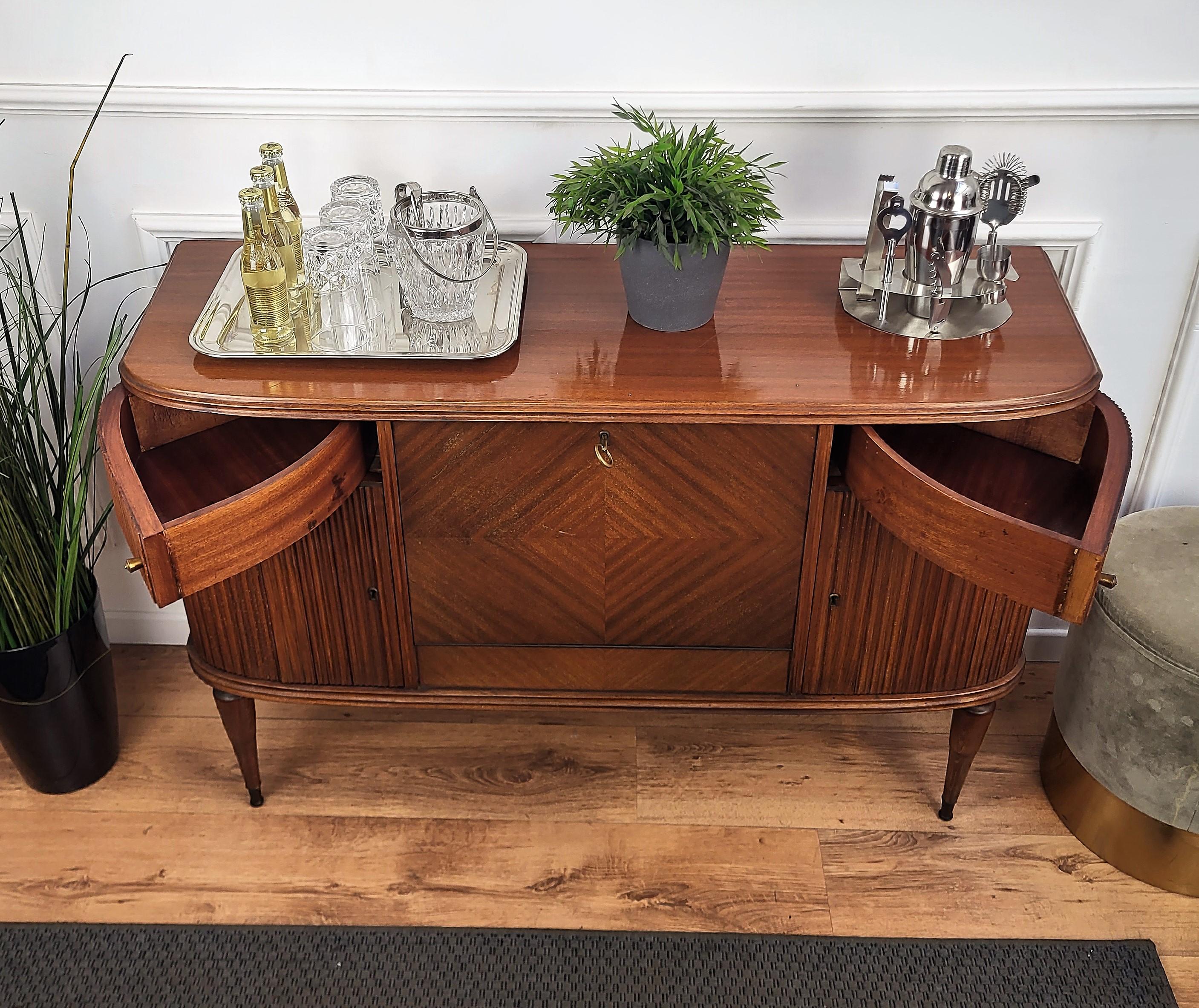 Italian 1940s Art Deco Mid-Century Walnut Slatted Carved Dry Bar Cabinet In Good Condition In Carimate, Como