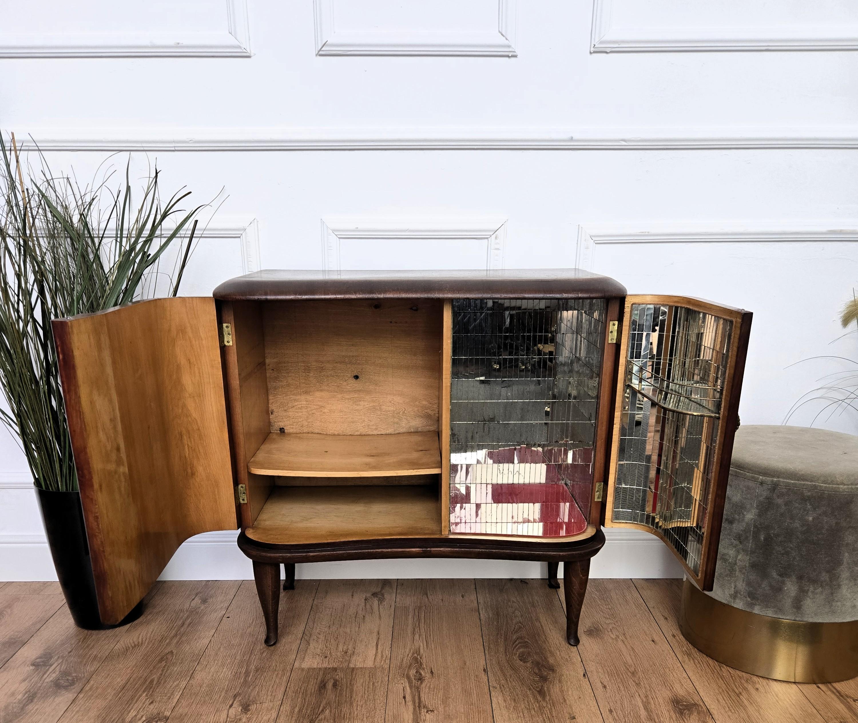 Armoire de bar Art Déco italienne des années 1940 en ronce de noyer et mosaïque de miroir en vente 4