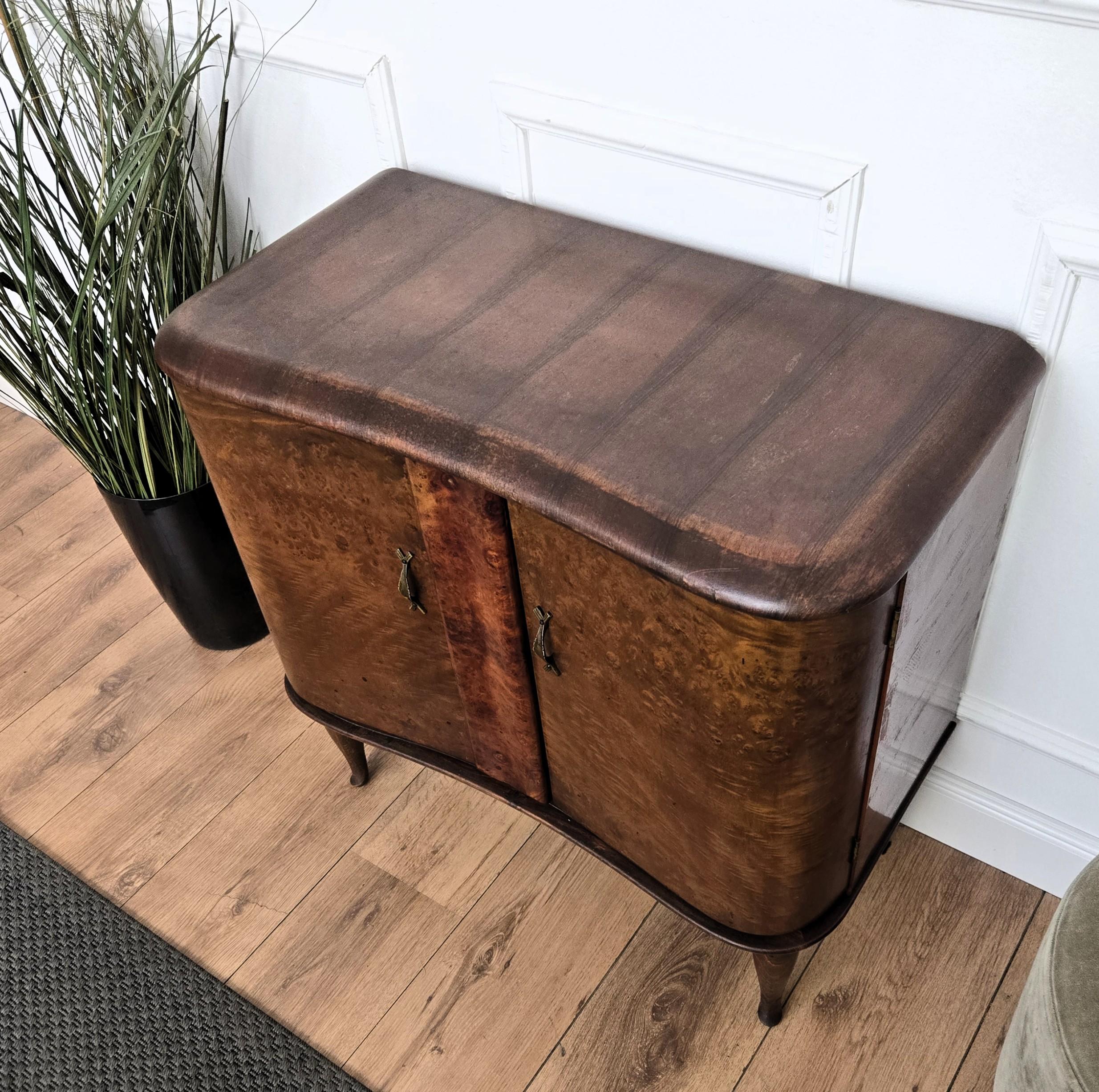 Armoire de bar Art Déco italienne des années 1940 en ronce de noyer et mosaïque de miroir en vente 5