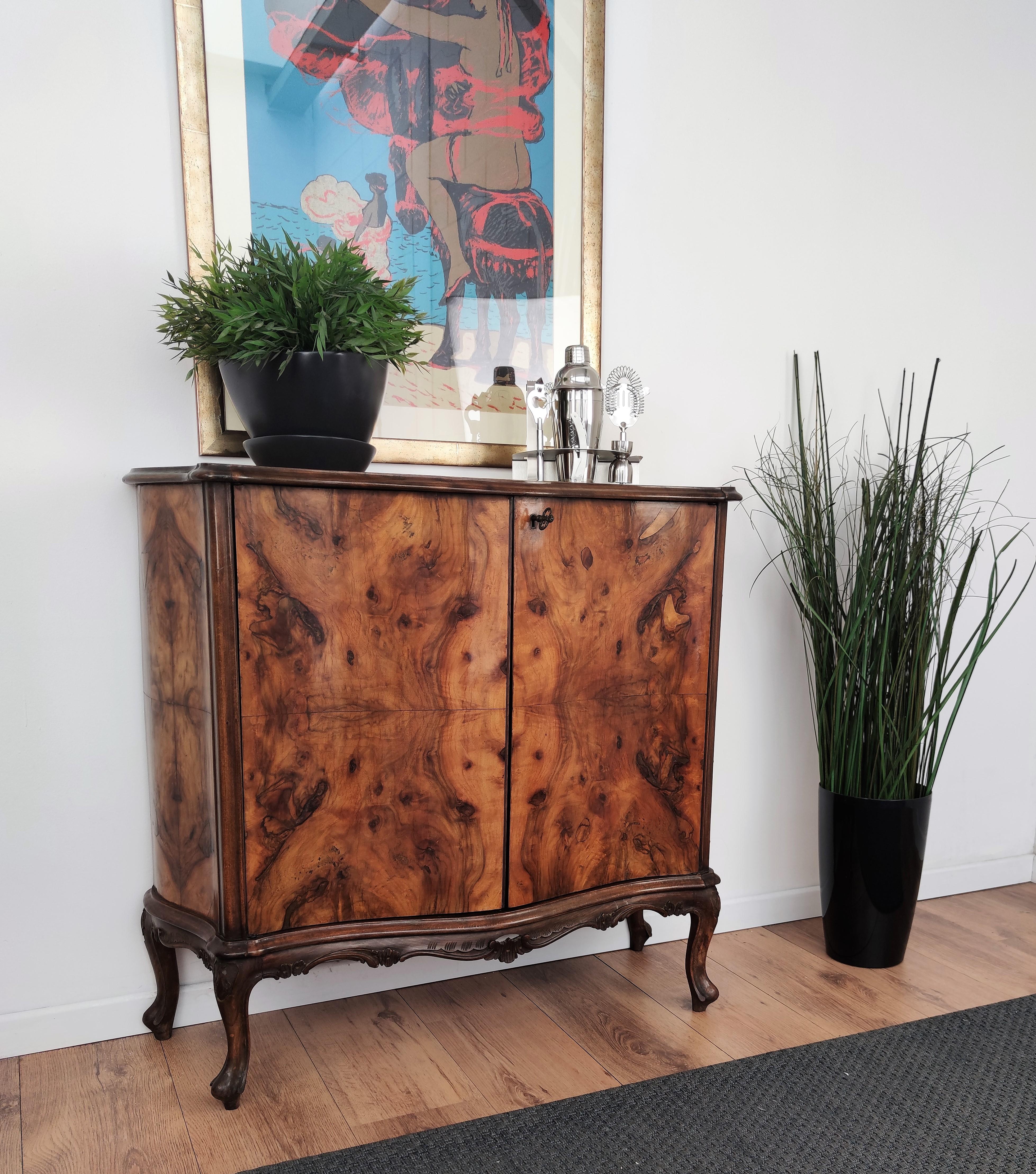 Beautifully and very elegantly shaped Italian Art Deco Mid-Century Modern dry bar cabinet, in great veneer walnut briar burl wood, double front doors and an amazing interior part in mirrors mosaic with a glass shelf and bottom red lacquered glass.