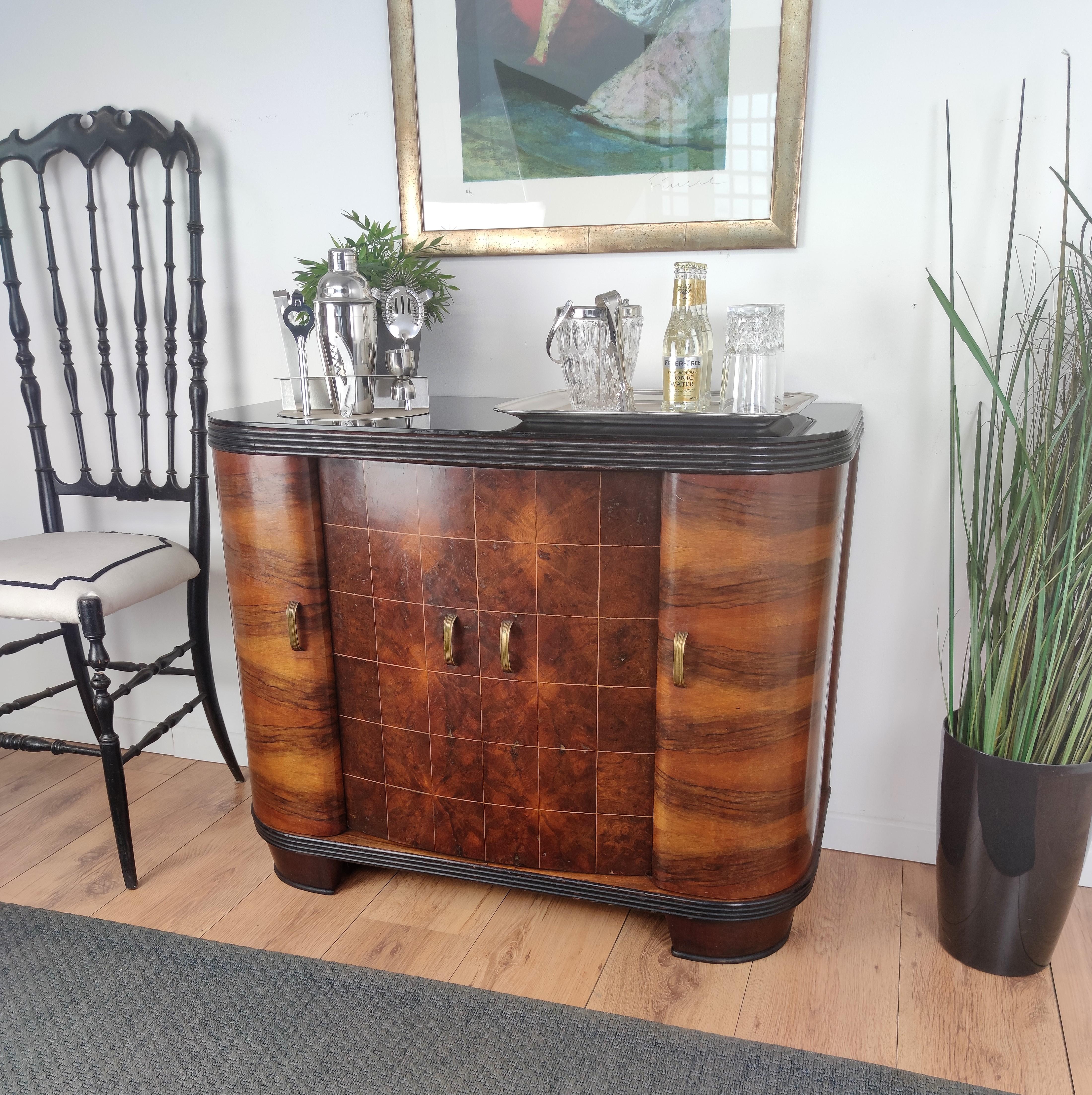 Very elegant Italian Art Deco Mid-Century Modern drinks dry bar cabinet with glass top, in beautiful veneer walnut briar burl wood, two doors on the sides and central turning door with great wooden decor craftmanship and handles. When opened, on the