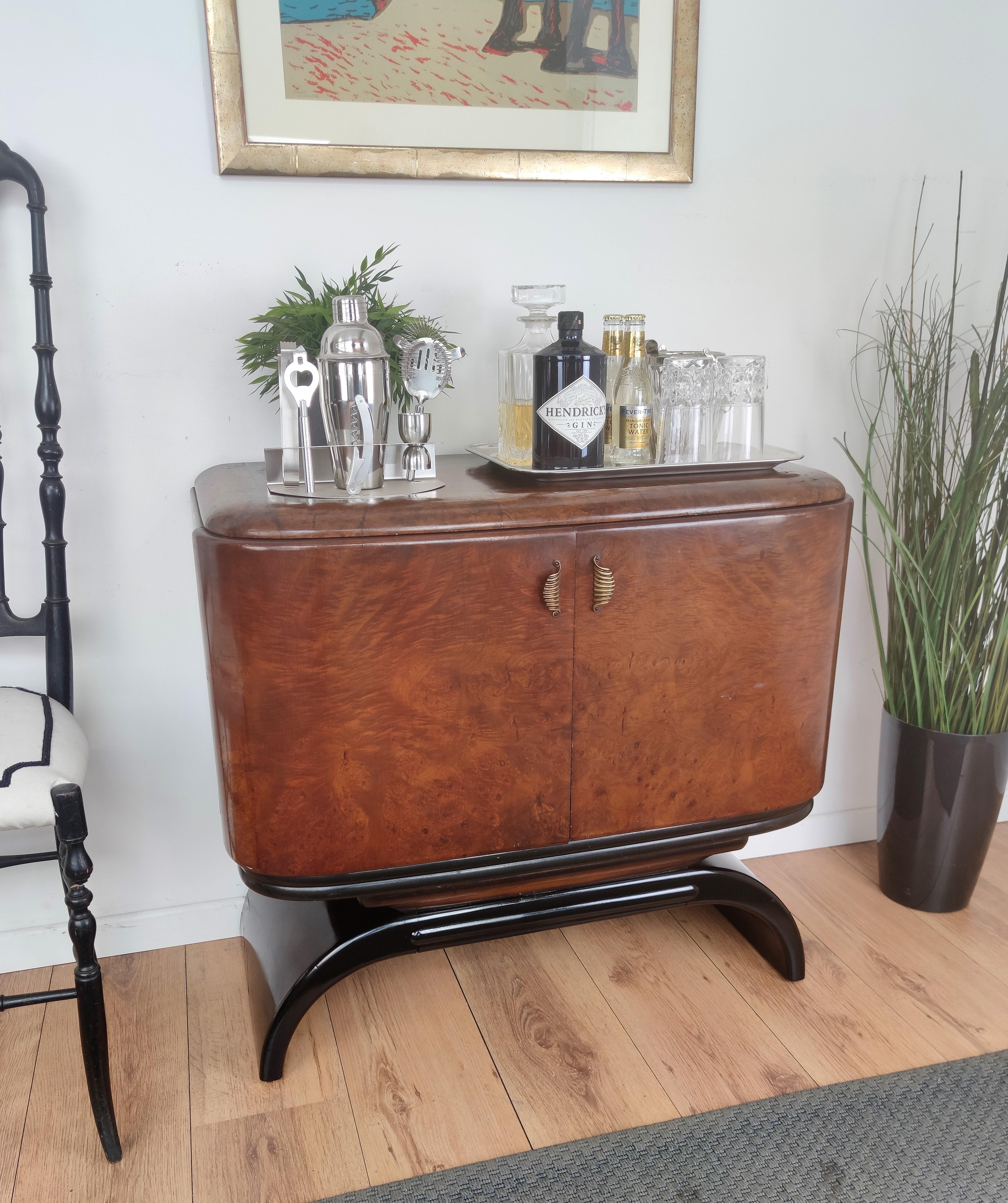 Very elegant Italian Art Deco Mid-Century Modern drinks dry bar cabinet with beautiful veneer walnut briar burl wood, two doors and great central wooden decor craftmanship and brass handles. When opened, on the right side an amazing interior part in