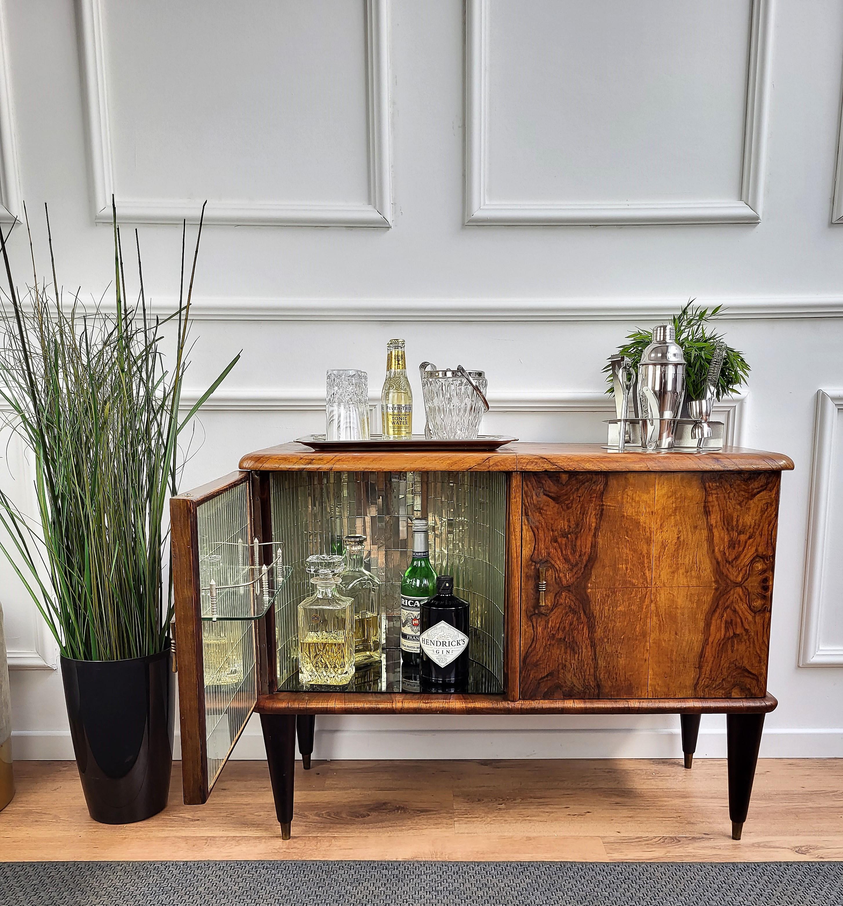 Very elegant Italian Art Deco Mid-Century Modern drinks dry bar cabinet with beautiful veneer walnut briar burl wood, two doors and great central wooden decor craftmanship and brass handles. When opened, on the left side an amazing interior part in