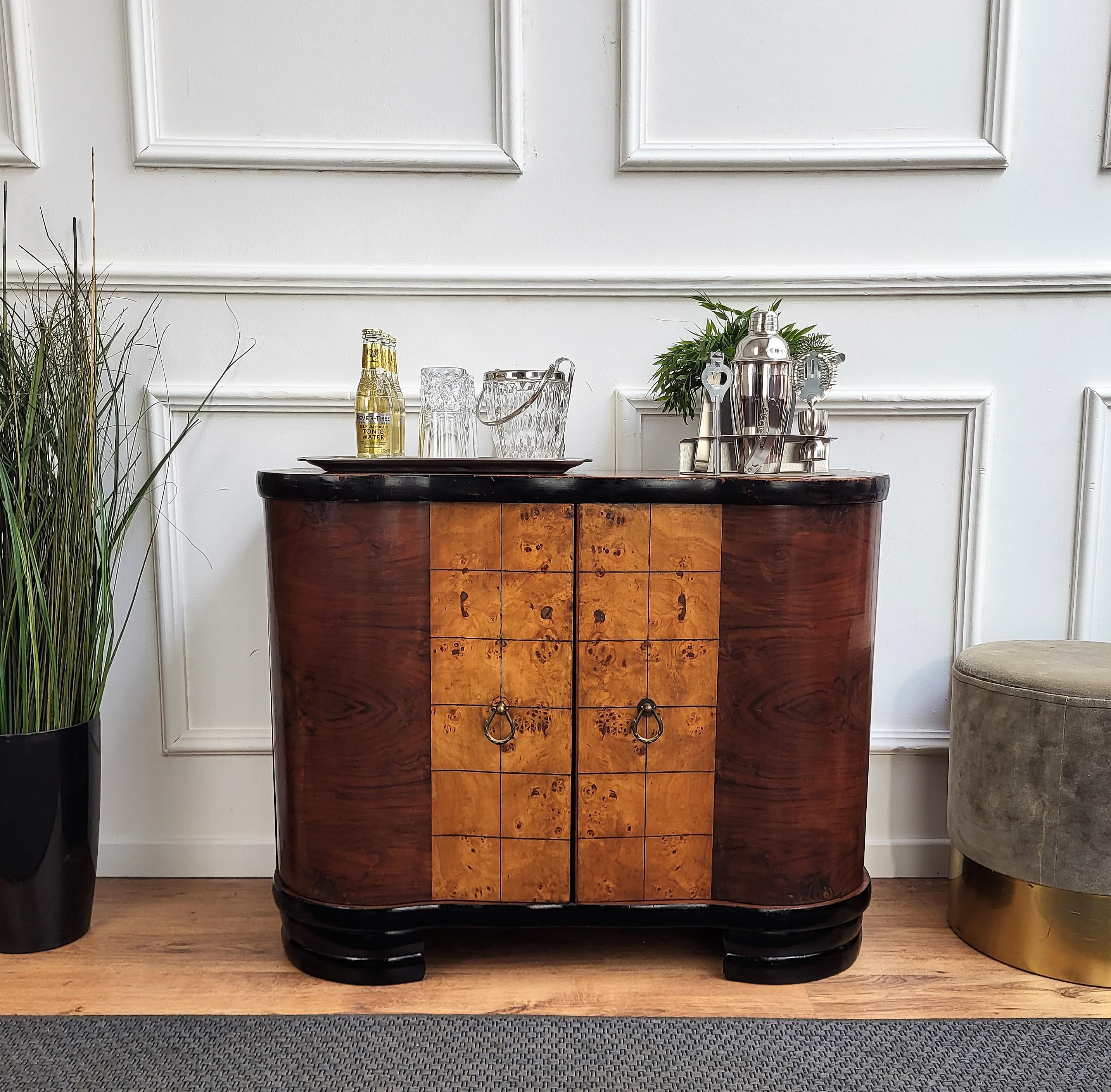 Very elegant Italian Art Deco Mid-Century Modern drinks dry bar cabinet with beautiful veneer walnut briar burl wood, two doors and great central wooden decor craftmanship and brass handles. When opened, on the left side an amazing interior part in