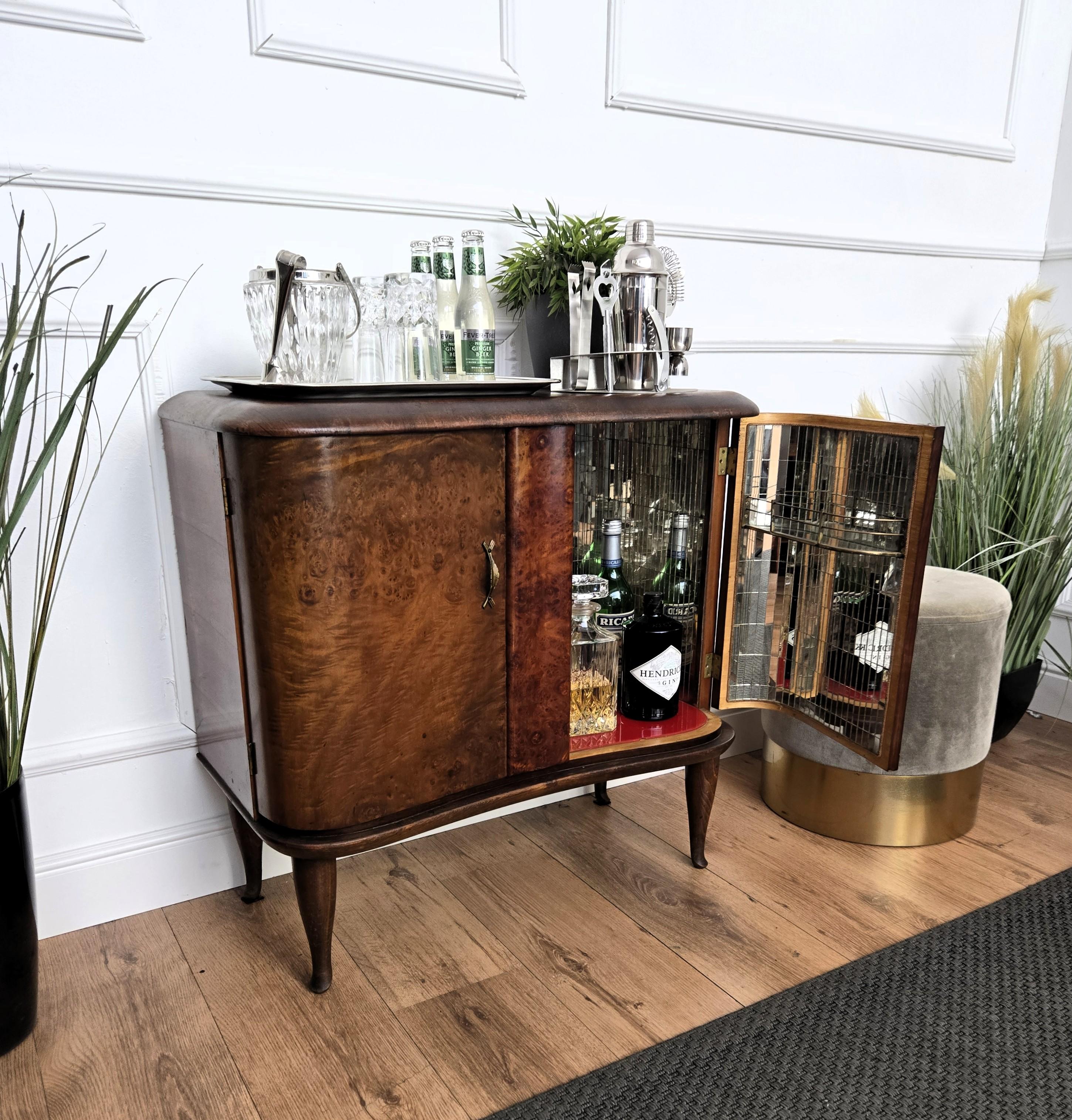 Tr�ès élégante armoire de bar à boissons sèche italienne Art Deco Mid-Century Modern en bois de ronce de noyer plaqué, deux portes avec un grand décor en bois artisanal et des poignées. Lorsqu'on l'ouvre, on découvre sur le côté droit un intérieur en