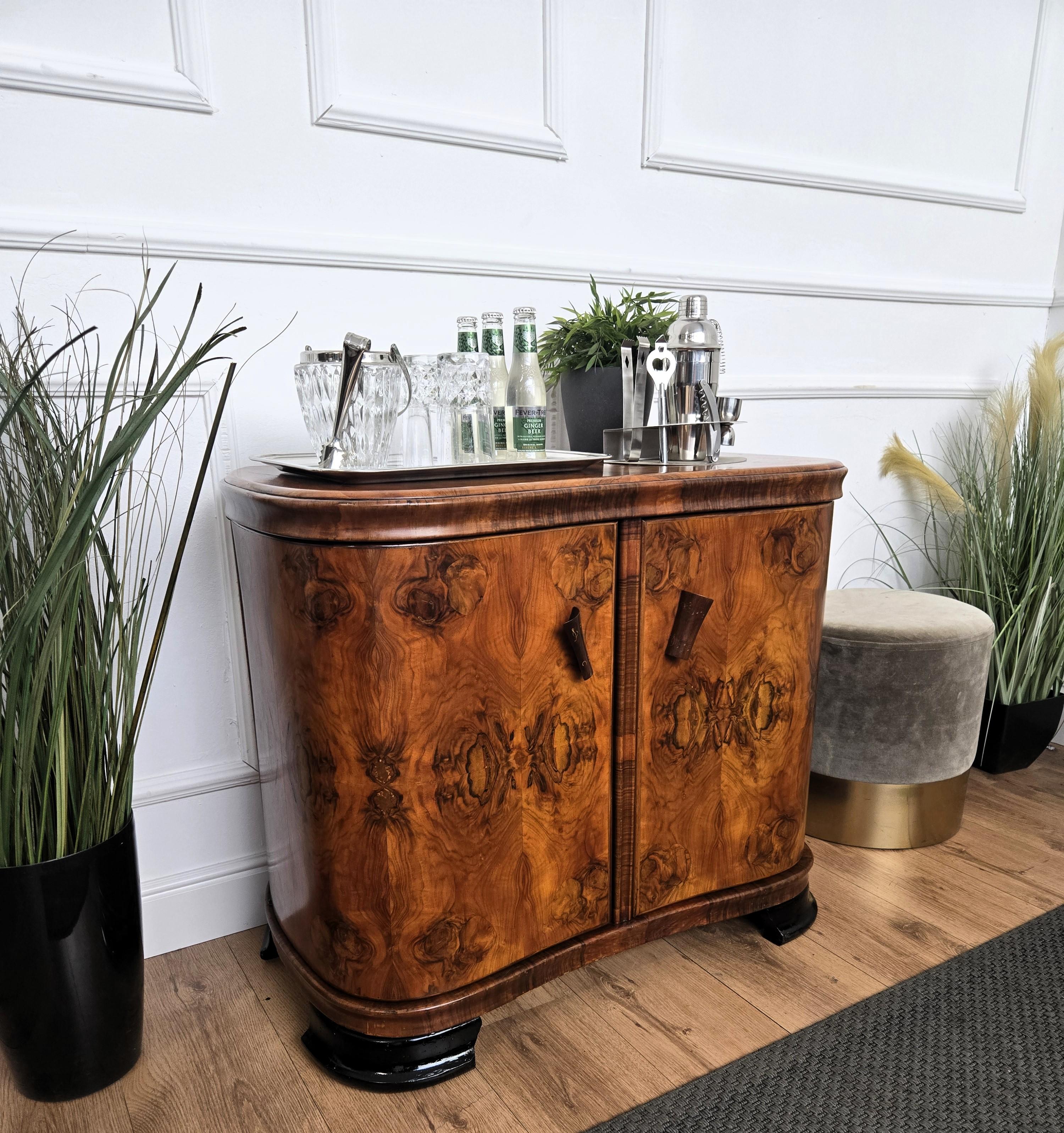 Very elegant Italian Art Deco Mid-Century Modern drinks dry bar cabinet in beautiful veneer walnut briar burl wood, two doors with great wooden decor craftmanship and handles. When opened, on the right side a mirror mosaic interior intended for