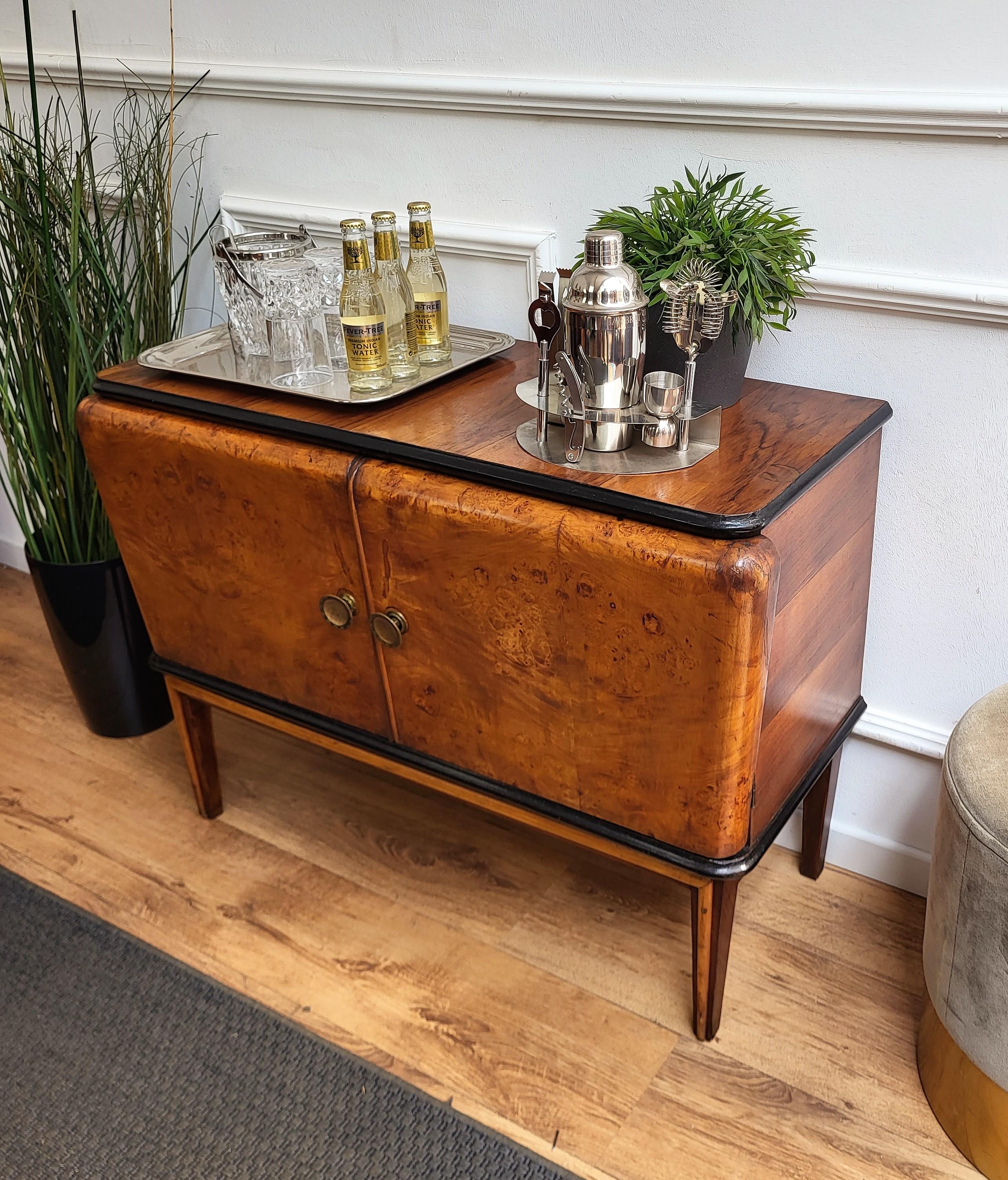 Italienischer Barschrank aus Nussbaumholz und Spiegelmosaik im Art déco-Stil aus den 1940er Jahren im Zustand „Gut“ im Angebot in Carimate, Como