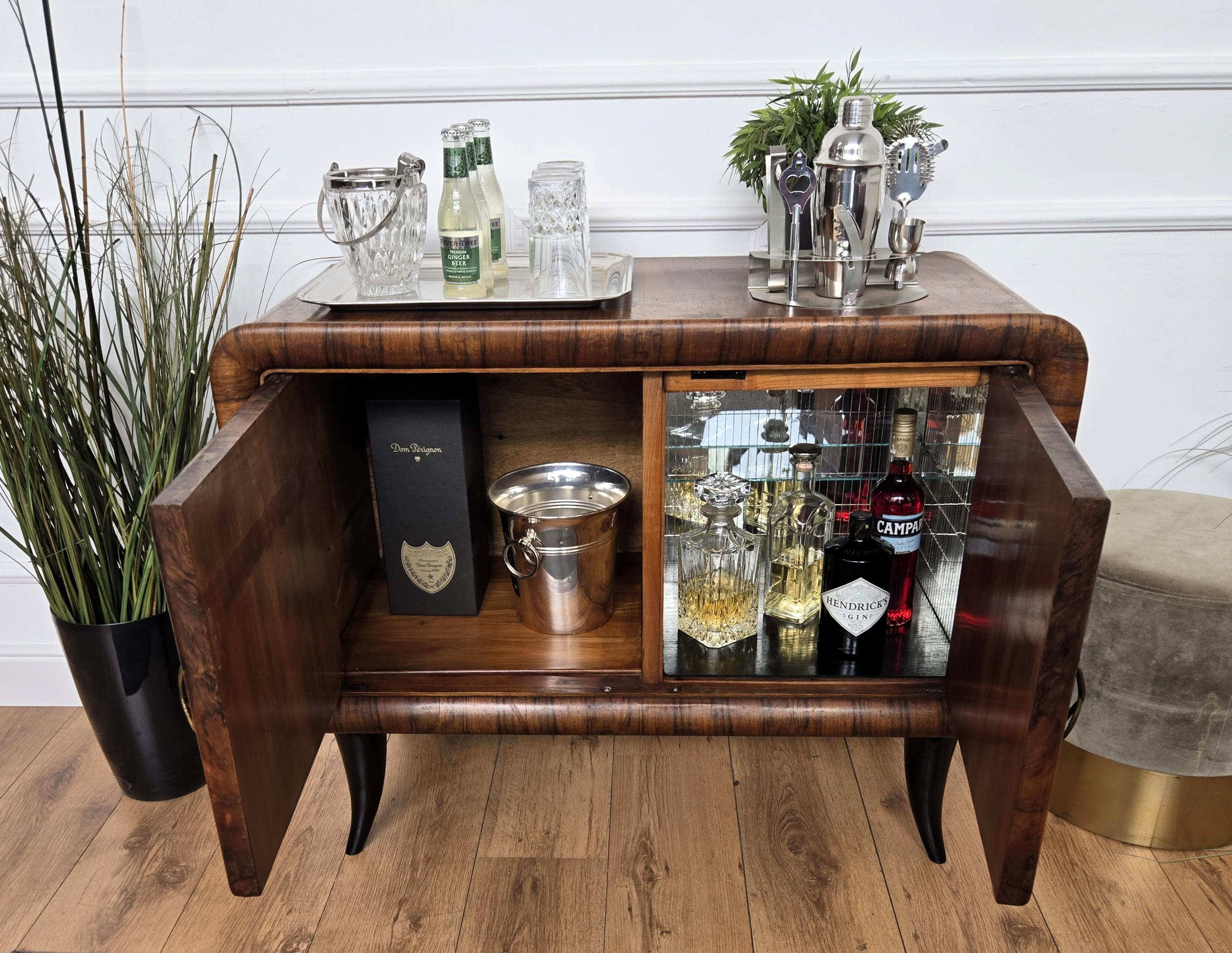 Mueble Bar Seco Italiano Art Decó de 1940 Burl de Nogal y Mosaico de Espejos en Bueno estado para la venta en Carimate, Como