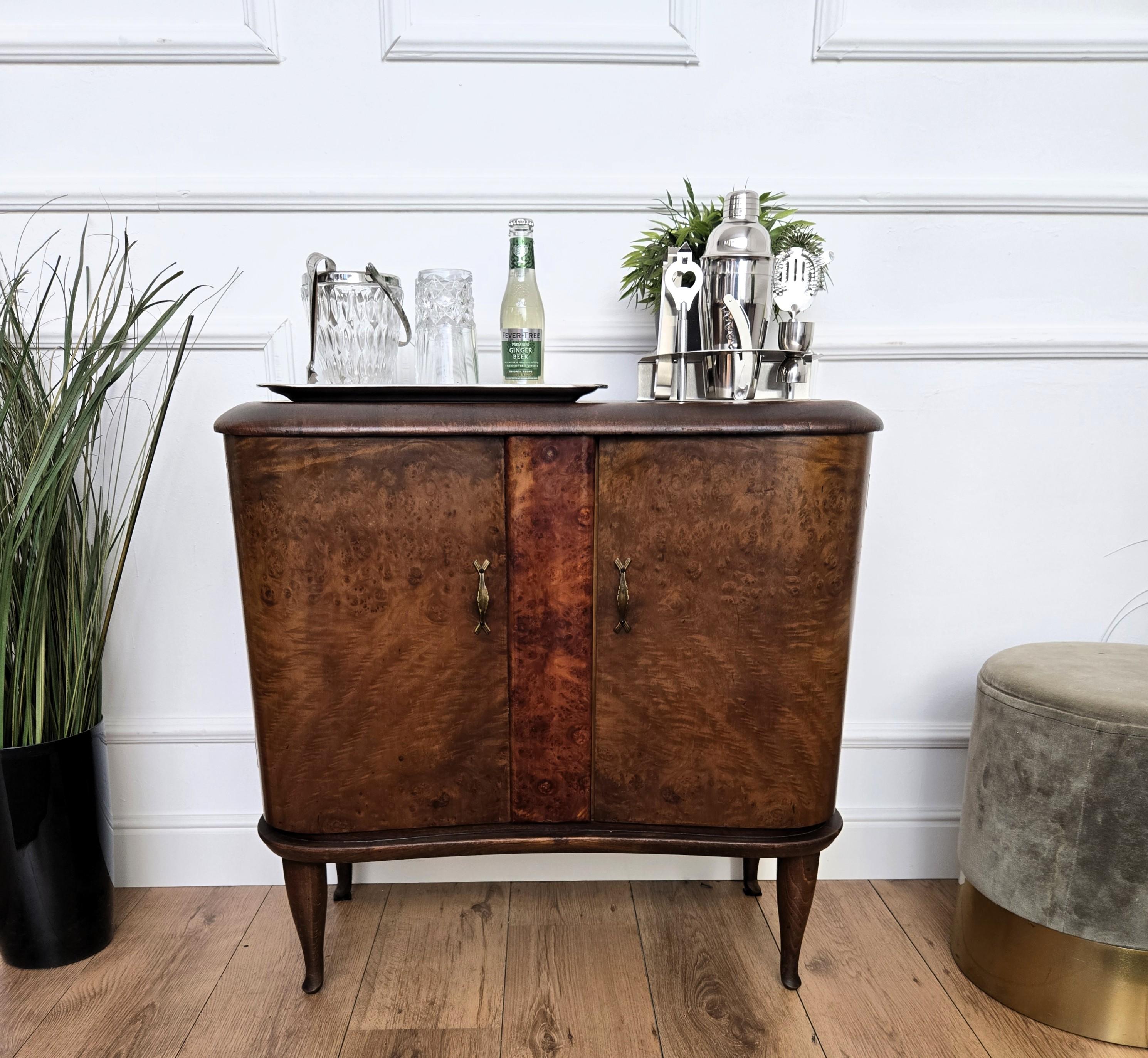 Art déco Armoire de bar Art Déco italienne des années 1940 en ronce de noyer et mosaïque de miroir en vente