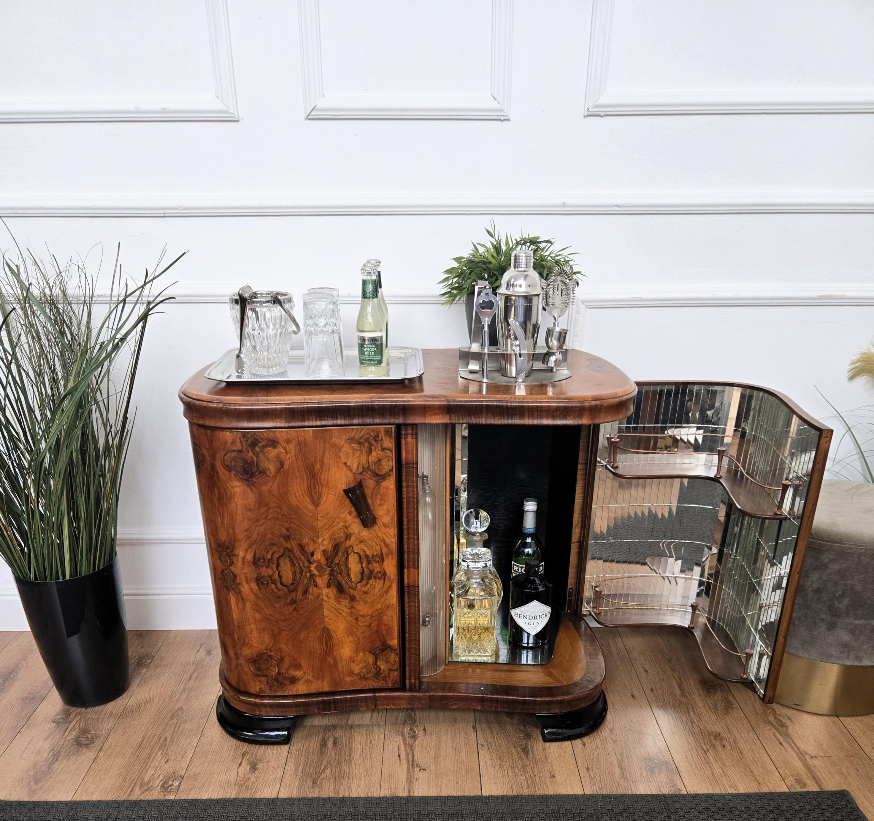Italian 1940s Art Deco Midcentury Walnut Burl and Mirror Mosaic Dry Bar Cabinet In Good Condition For Sale In Carimate, Como