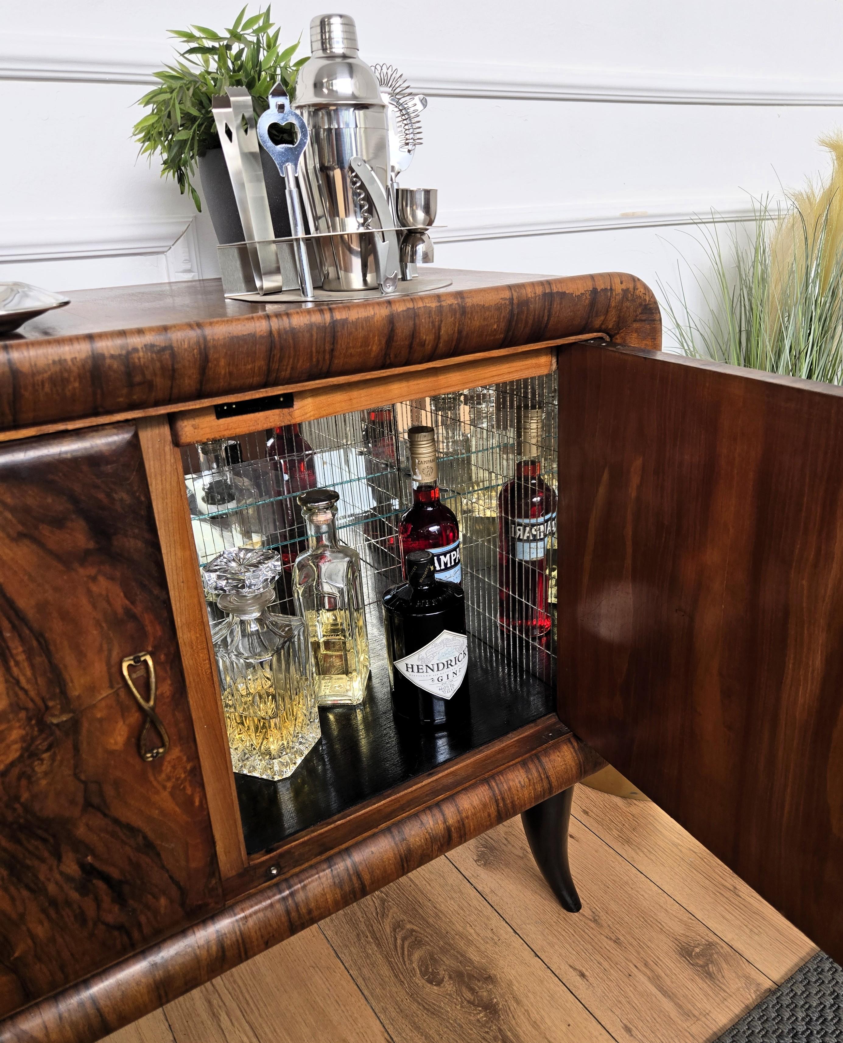 Mueble Bar Seco Italiano Art Decó de 1940 Burl de Nogal y Mosaico de Espejos siglo XX en venta
