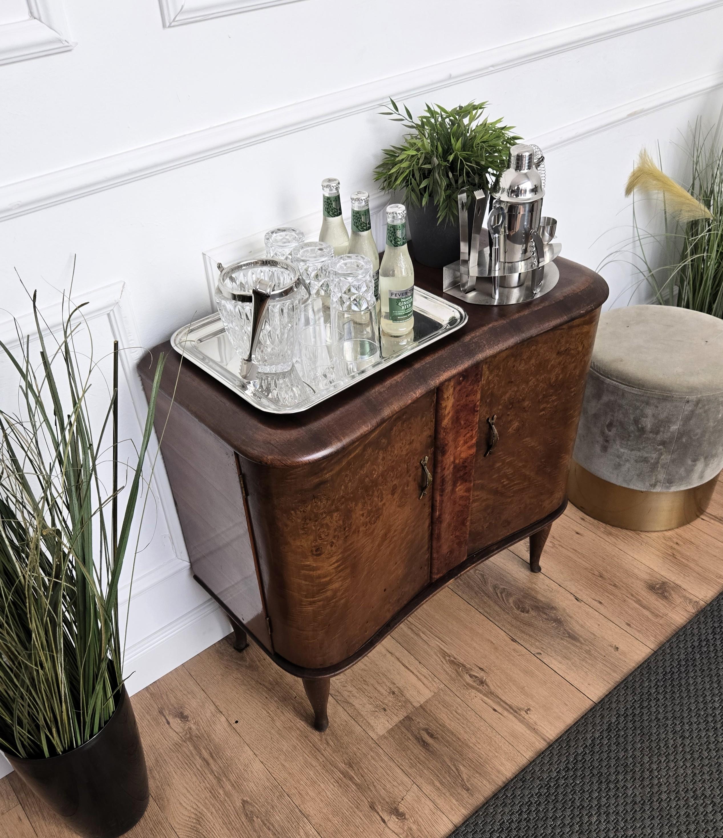 Armoire de bar Art Déco italienne des années 1940 en ronce de noyer et mosaïque de miroir Bon état - En vente à Carimate, Como