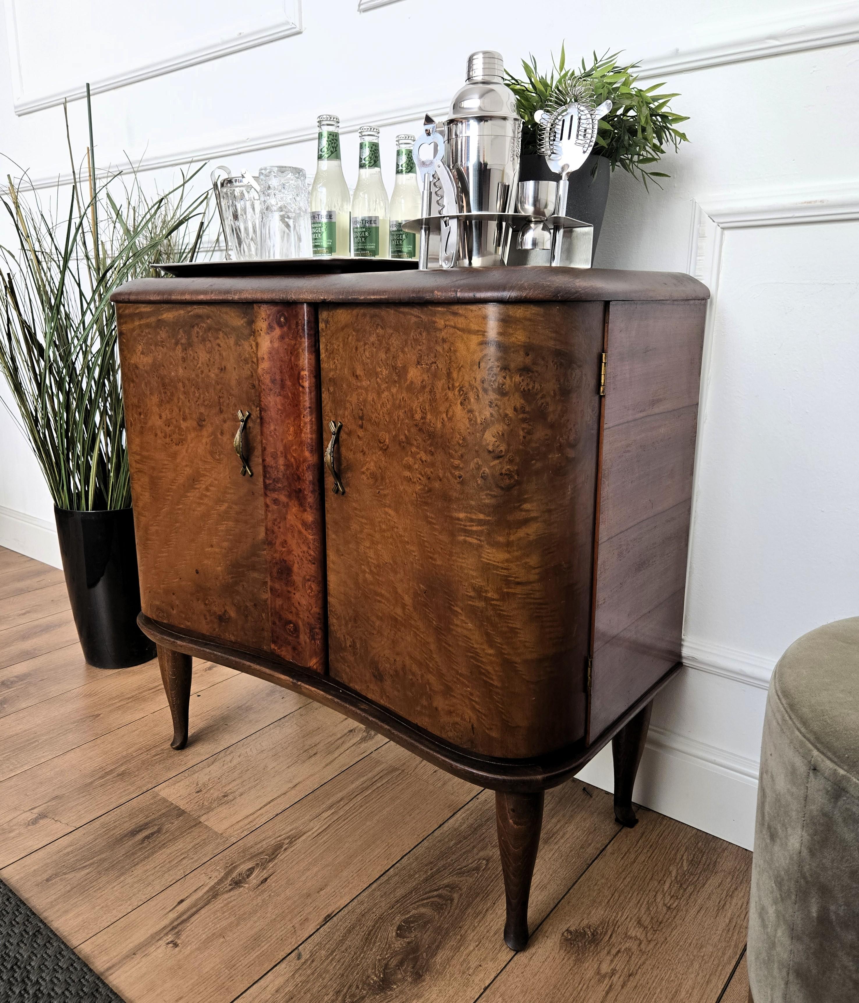 20ième siècle Armoire de bar Art Déco italienne des années 1940 en ronce de noyer et mosaïque de miroir en vente