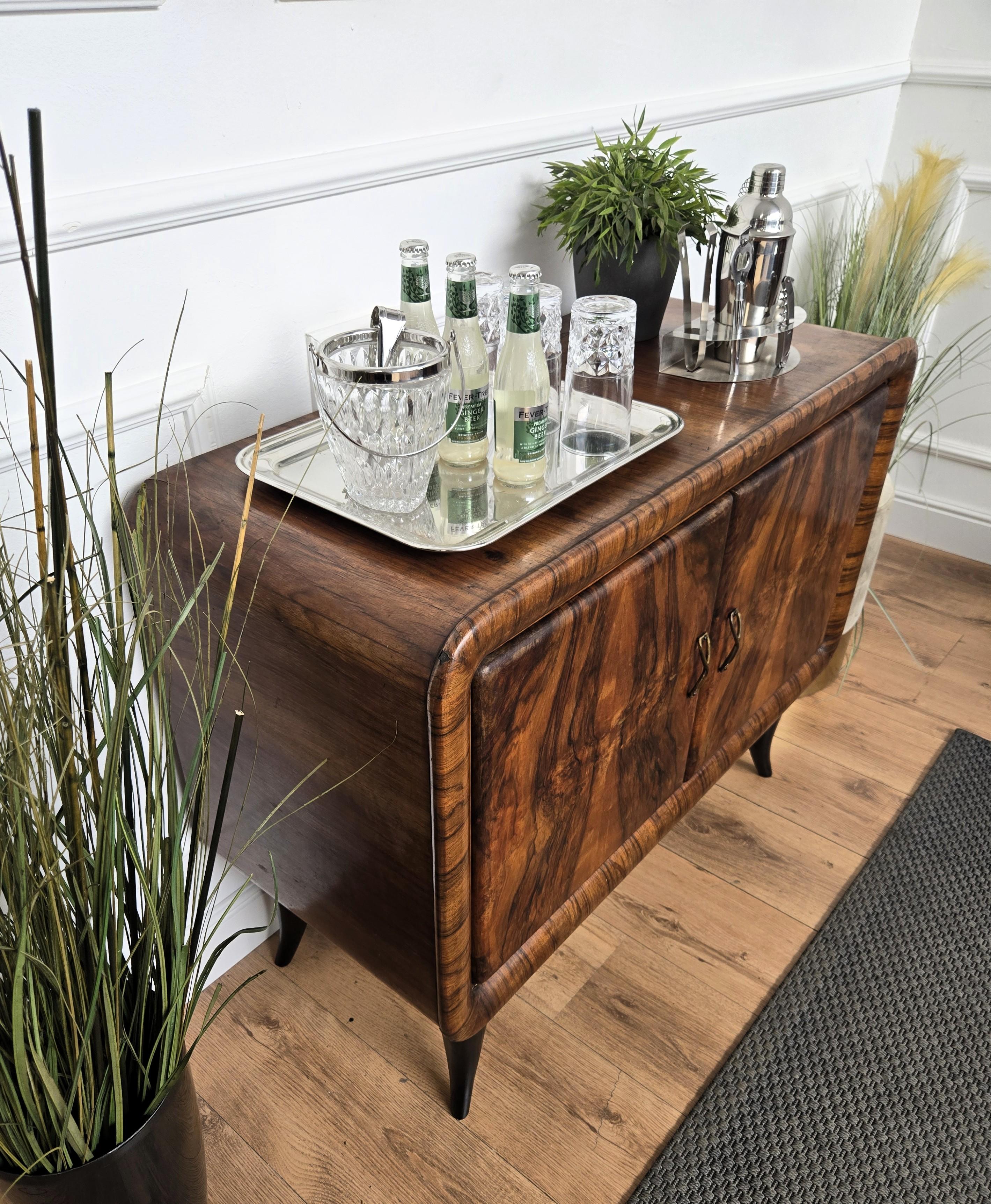 Mueble Bar Seco Italiano Art Decó de 1940 Burl de Nogal y Mosaico de Espejos en venta 1