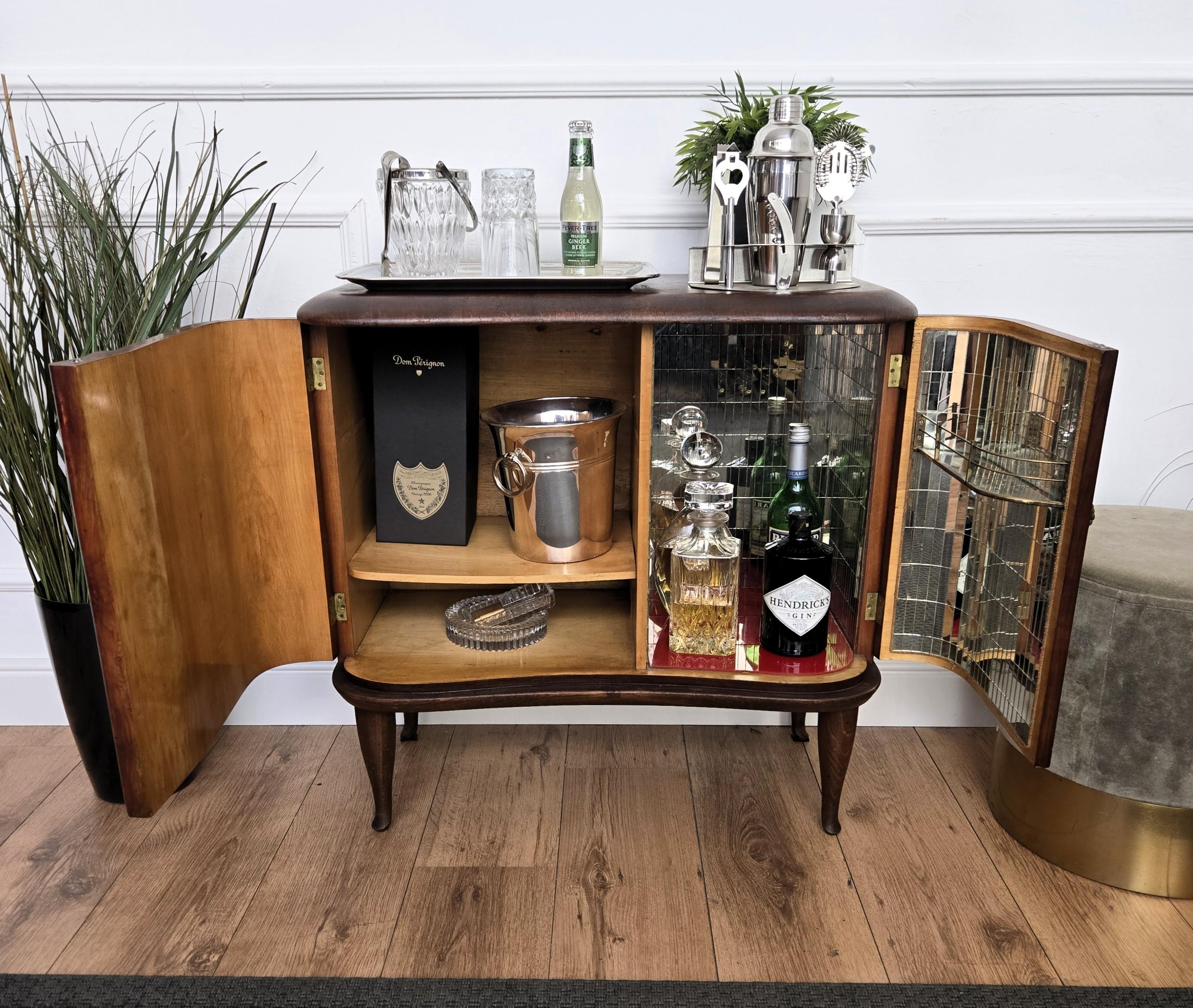 Laiton Armoire de bar Art Déco italienne des années 1940 en ronce de noyer et mosaïque de miroir en vente