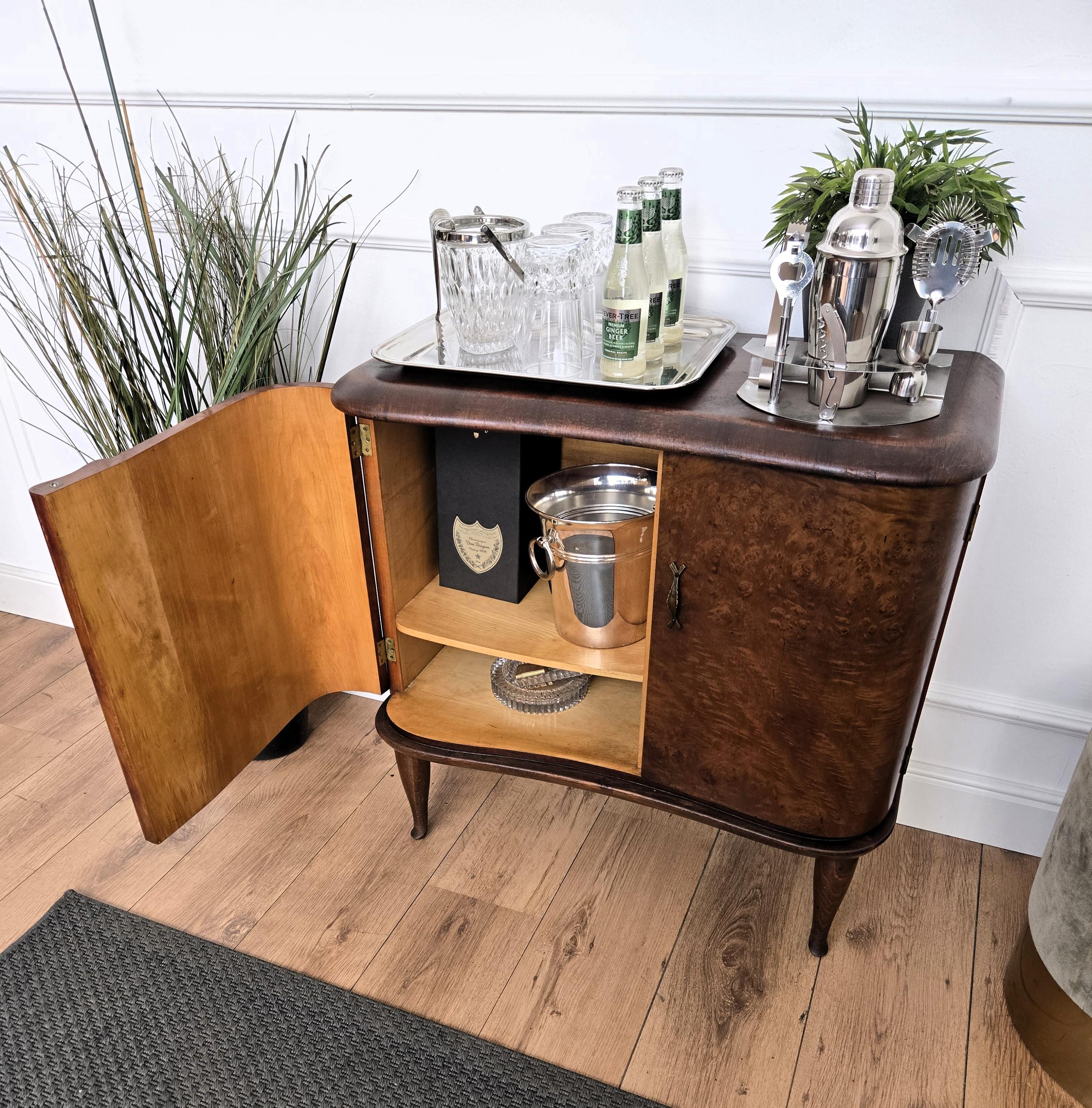Armoire de bar Art Déco italienne des années 1940 en ronce de noyer et mosaïque de miroir en vente 1
