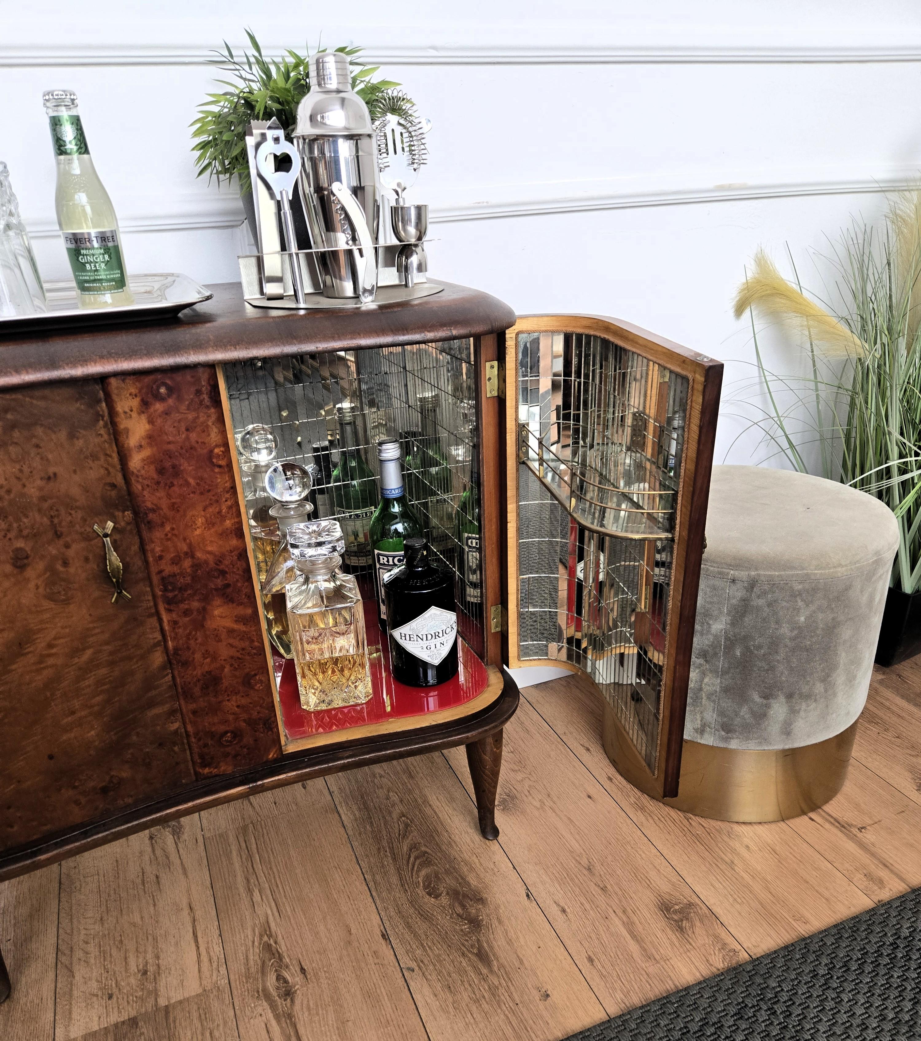 Armoire de bar Art Déco italienne des années 1940 en ronce de noyer et mosaïque de miroir en vente 2