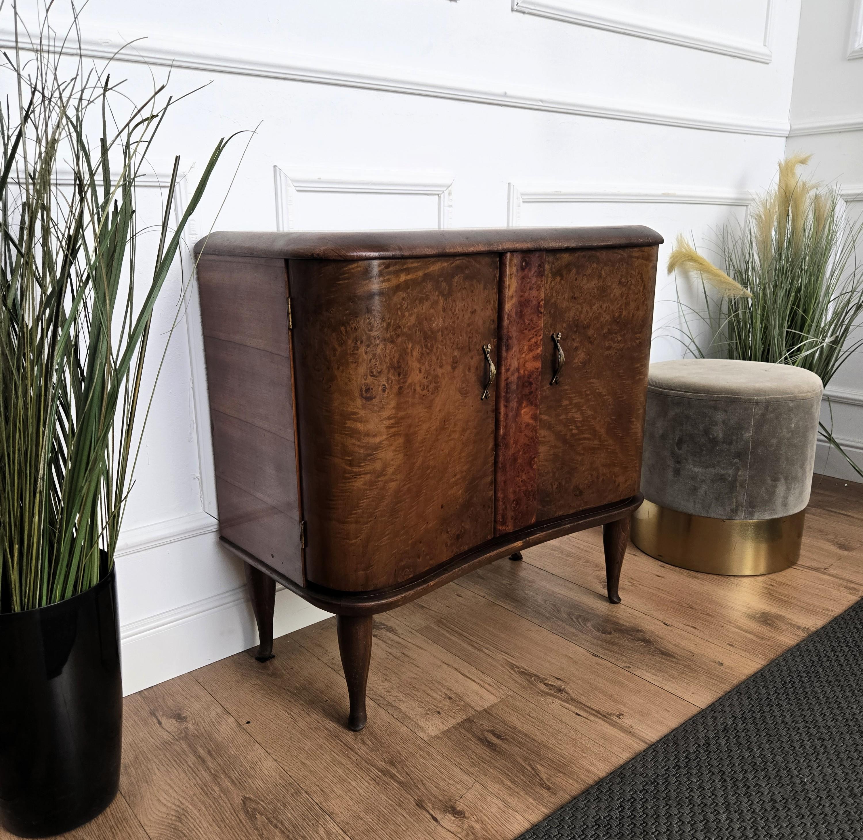 Armoire de bar Art Déco italienne des années 1940 en ronce de noyer et mosaïque de miroir en vente 3