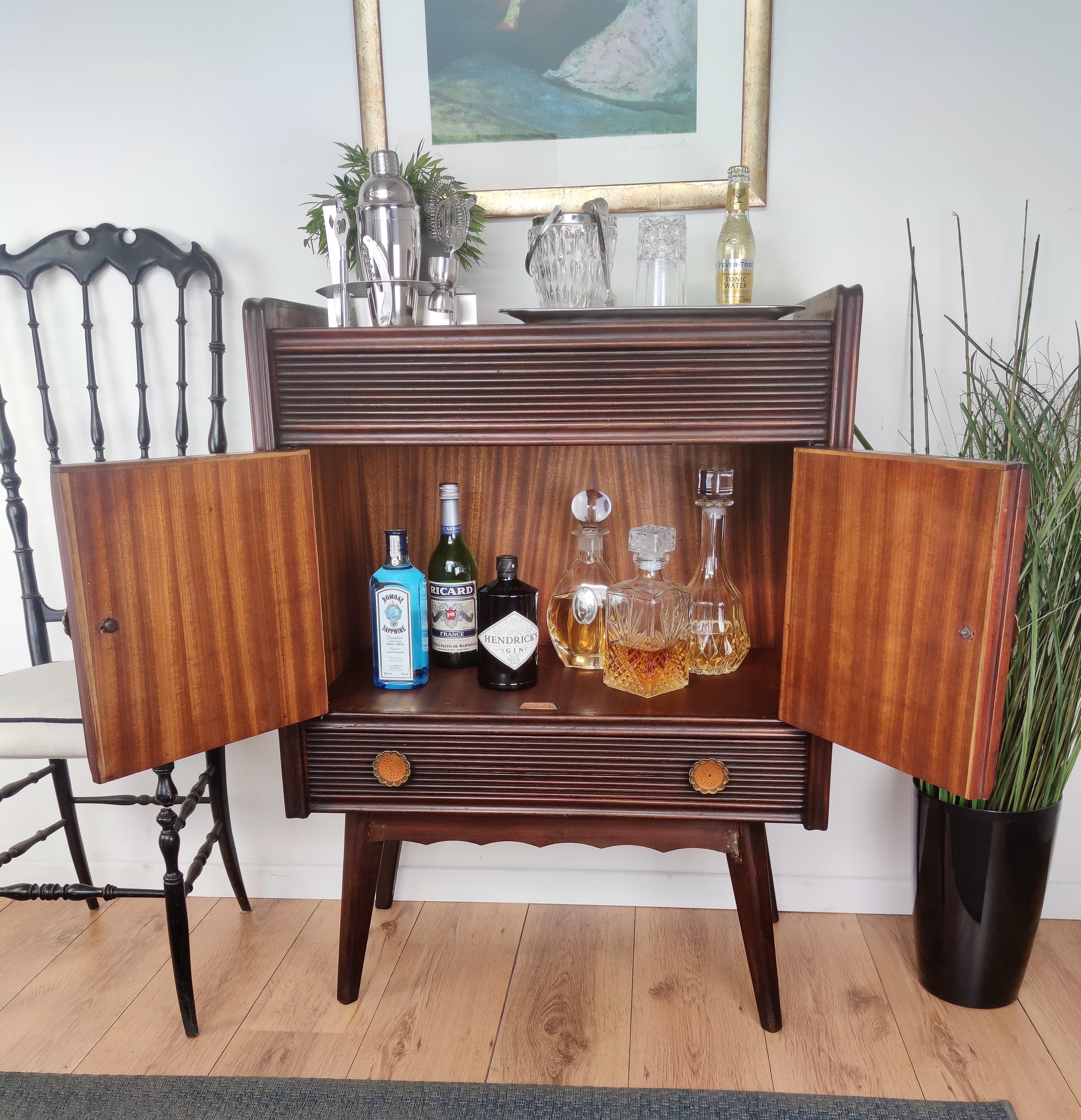 Very elegant Italian Art Deco Mid-Century Modern drinks dry bar cabinet in beautiful veneer walnut briar burl wood, two front doors, top compartment and one front drawer with great wooden decor craftmanship and brass handles and keylock. Its unique
