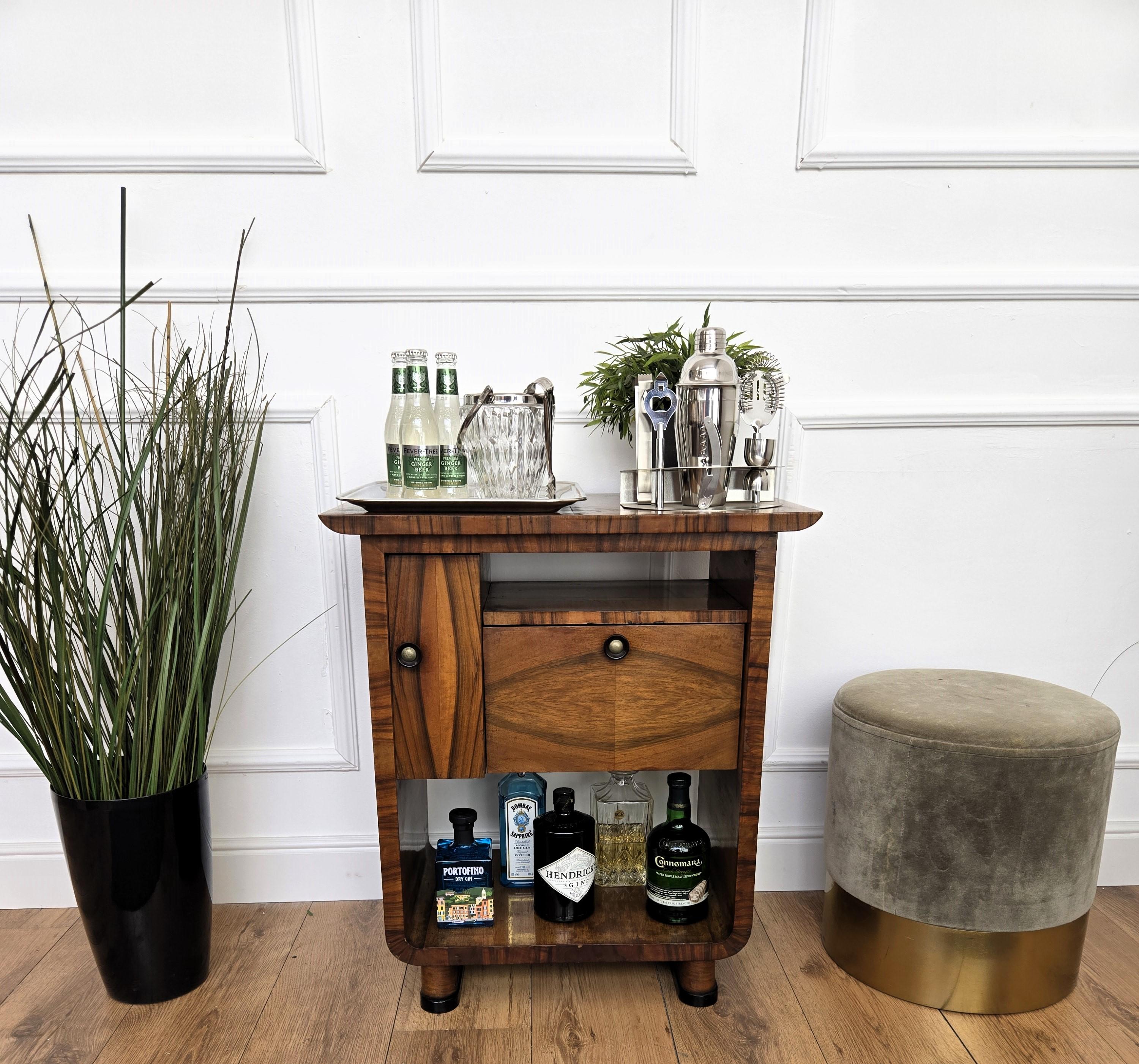 Sehr eleganter italienischer Beistelltisch in typischer Art Deco Form und MATERIAL mit seinem schönen Holz, der kleinen Seitentür und der Schublade, sowie dem harmonischen Gesamtdesign. Aufgrund seiner schönen Form und seines Aussehens eignet er