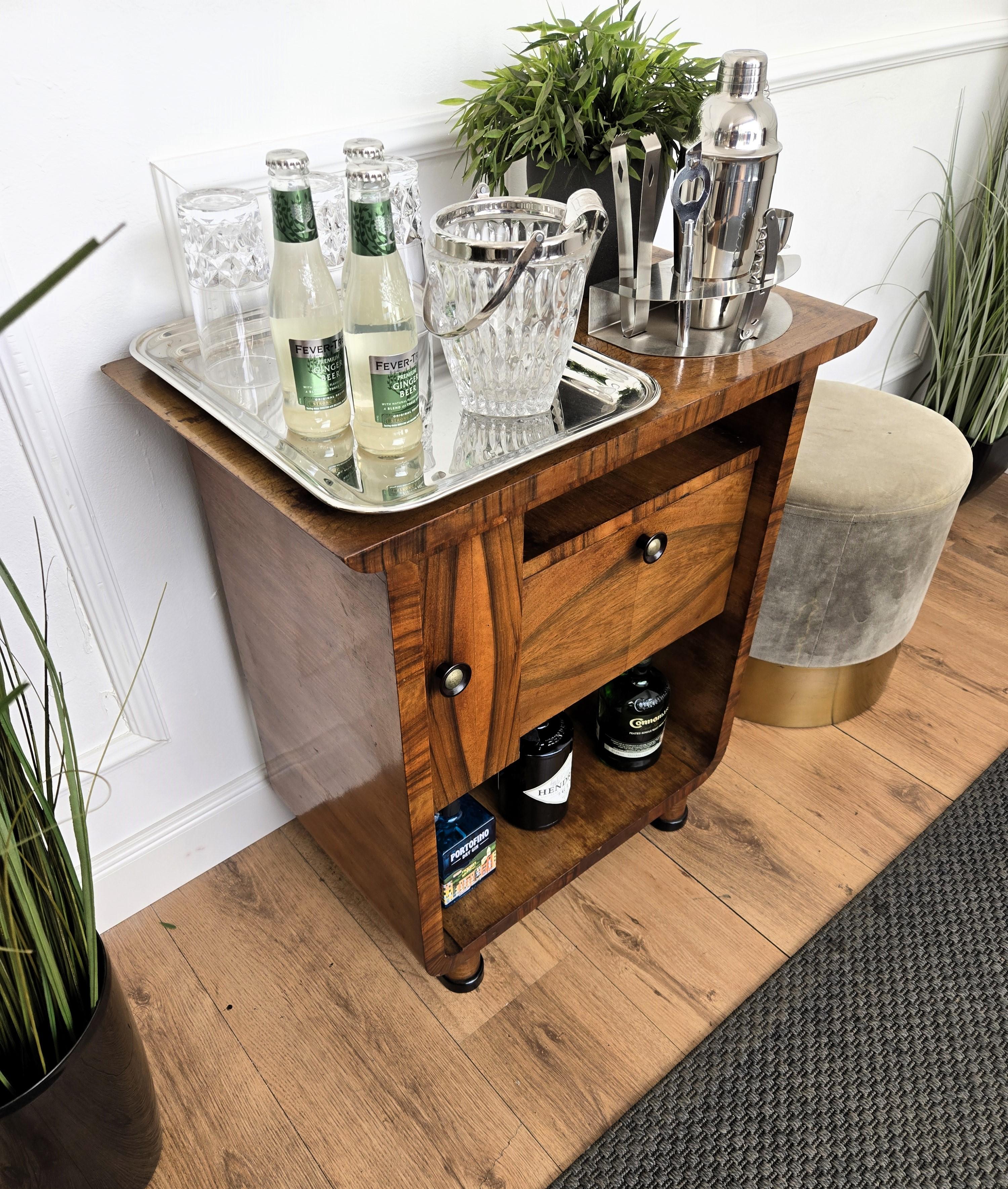 Italienische 1940er Art Deco Mitte des Jahrhunderts Nussbaum geschnitzt Beine trocken Bar Seite Cocktail Tisch (Art déco) im Angebot